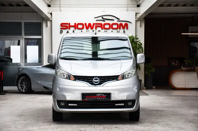 Nissan NV200 view 5