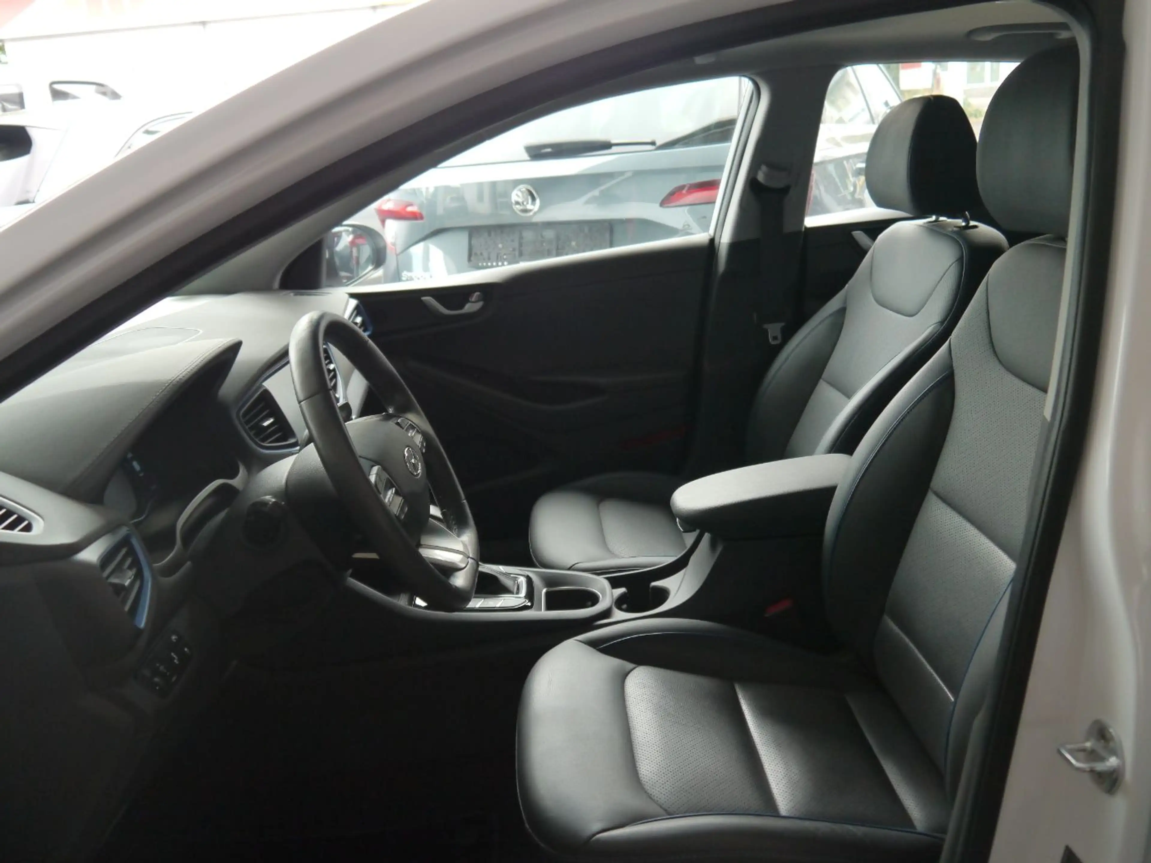 Hyundai IONIQ 1.6 GDI Premium Inkl. Big Deal Paket — photo 11