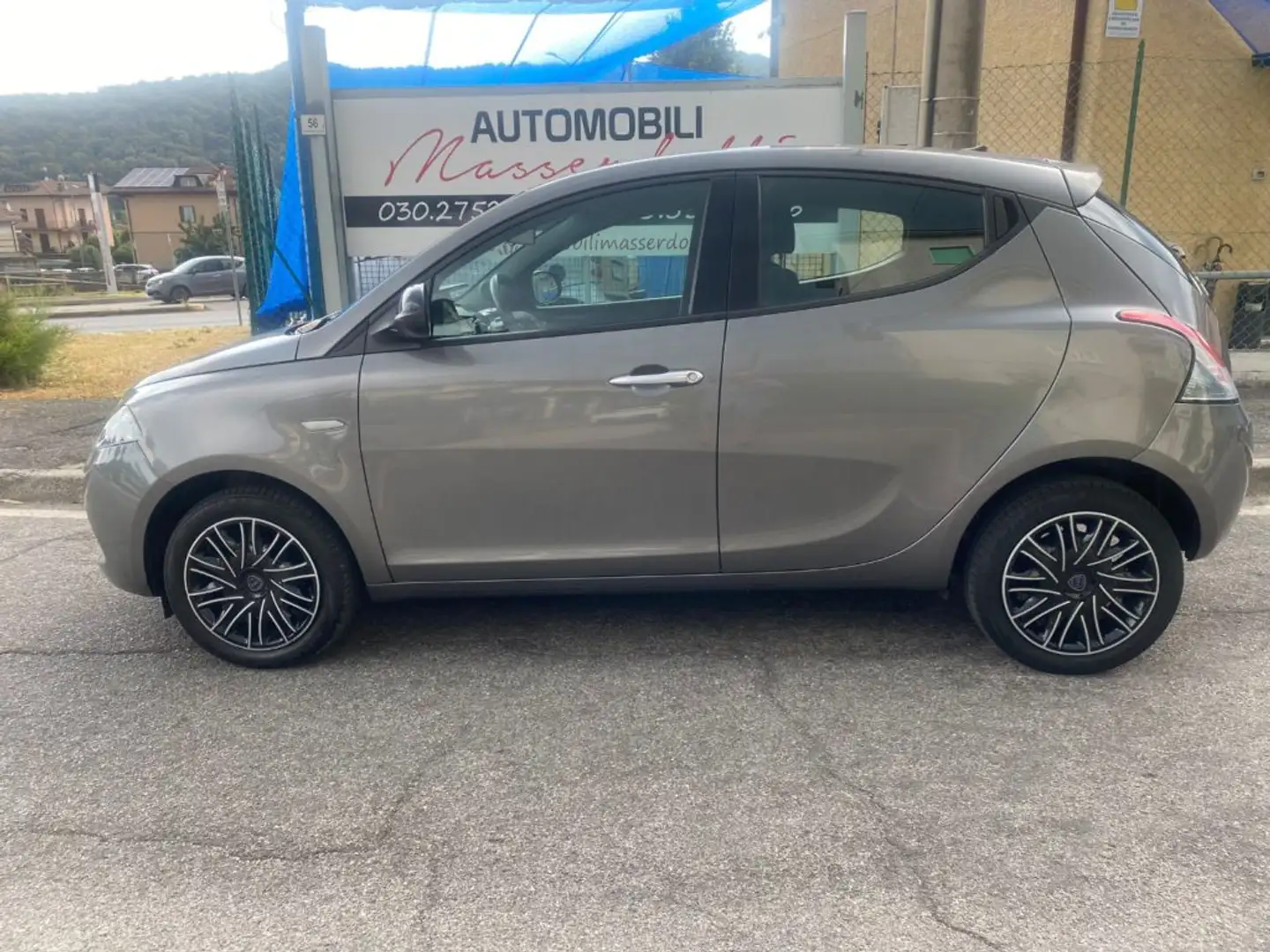 Lancia Ypsilon 1.0 FireFly 5 porte S&S Hybrid Gold Grijs - 2