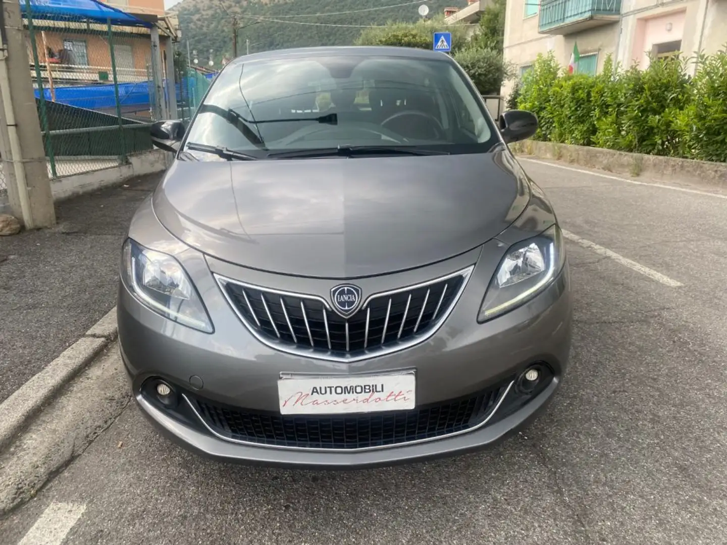 Lancia Ypsilon 1.0 FireFly 5 porte S&S Hybrid Gold Grijs - 1