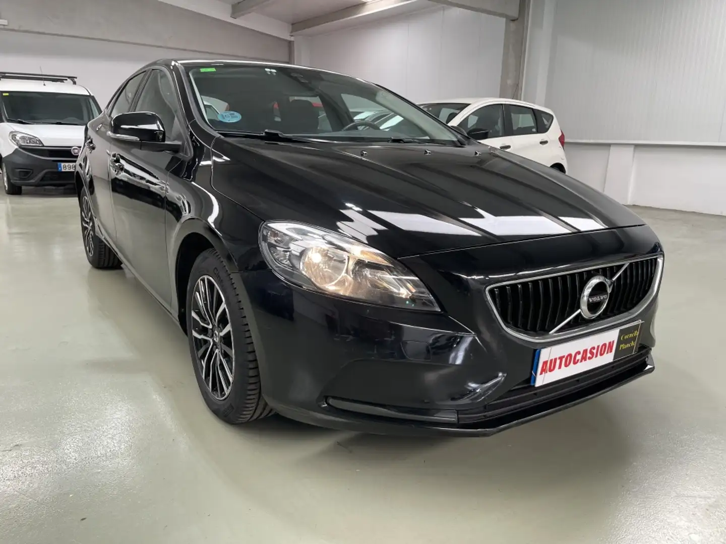 Volvo V40 T2 Momentum Schwarz - 2