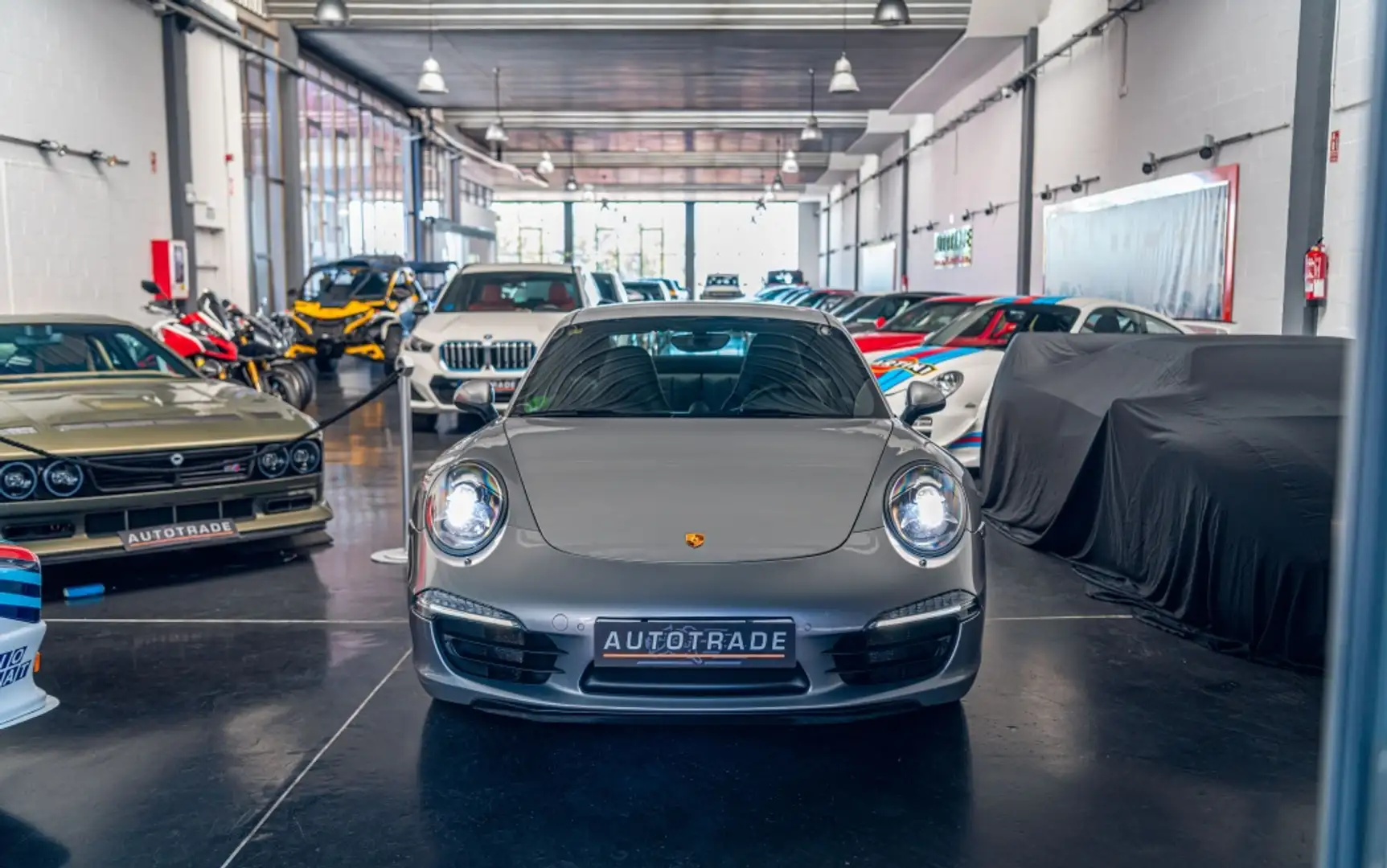 Porsche 991 Carrera 4 Coupé PDK Plateado - 2