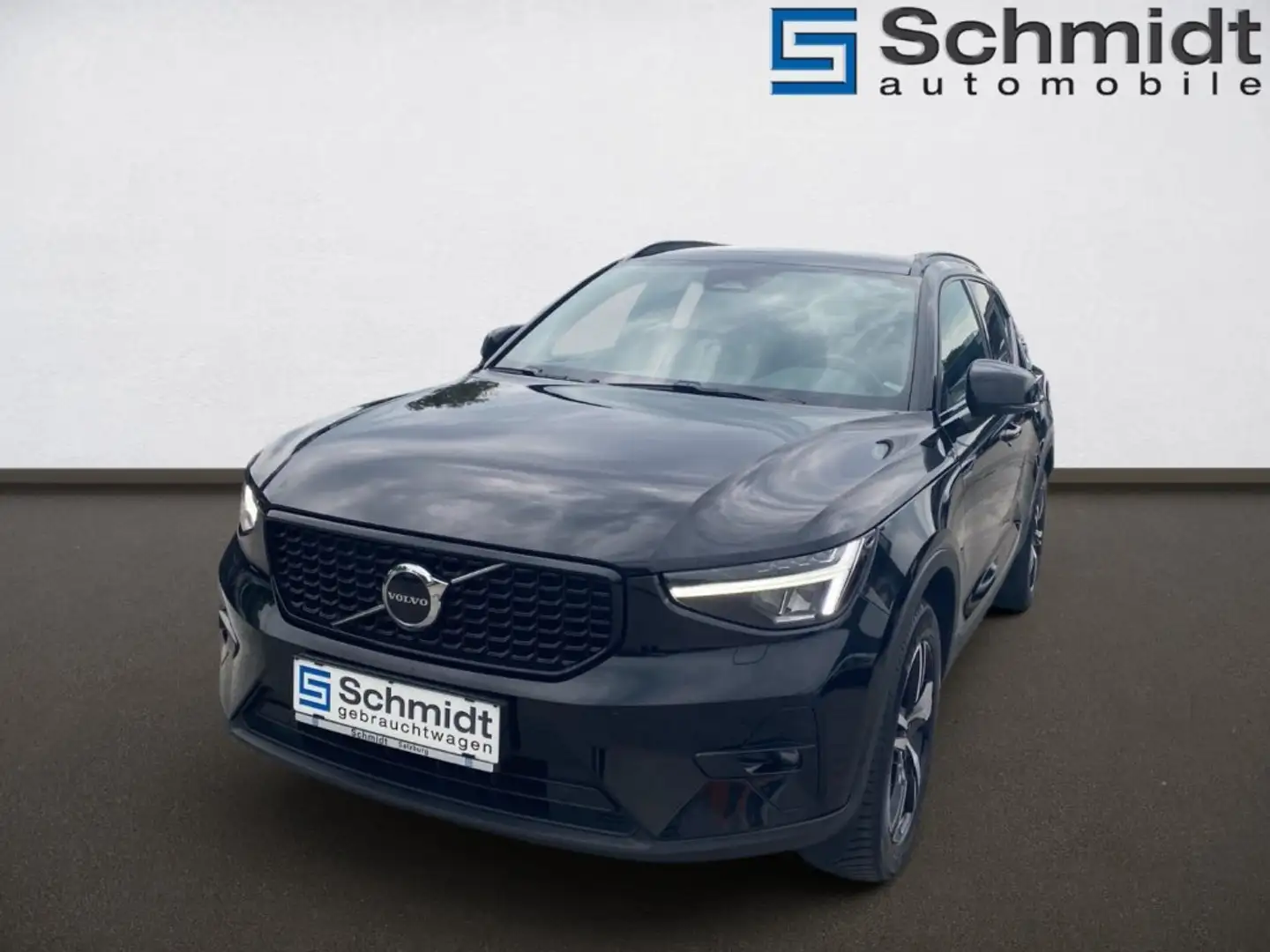Volvo XC40 Plus, B3 Mild Hybrid, Benzin, Dark Schwarz - 1