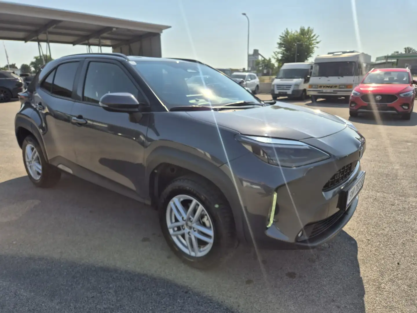 Toyota Yaris Cross 1,5 VVT-i Hybrid FWD Active Aut. Grau - 1