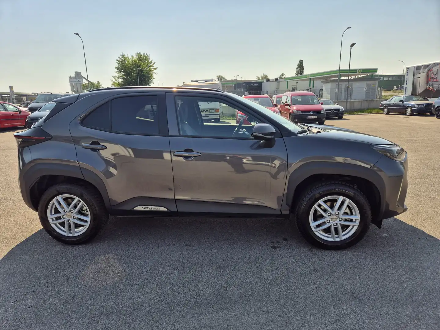 Toyota Yaris Cross 1,5 VVT-i Hybrid FWD Active Aut. Grau - 2