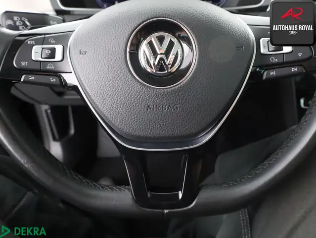 Volkswagen Passat view 10