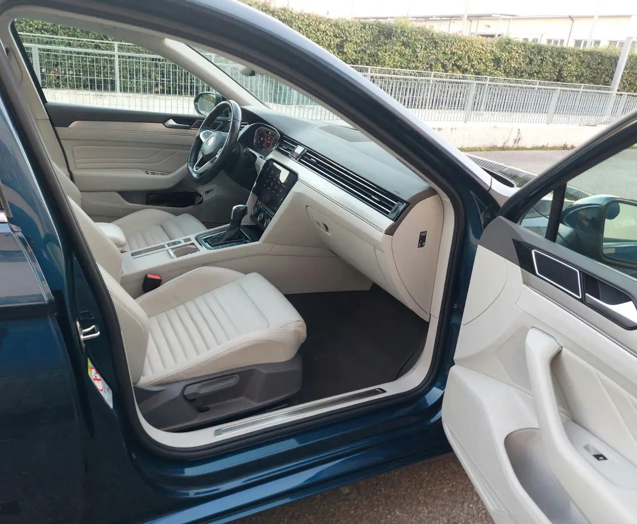 Volkswagen Passat Variant 2.0 tdi Executive 190cv dsg Blu/Azzurro - 2