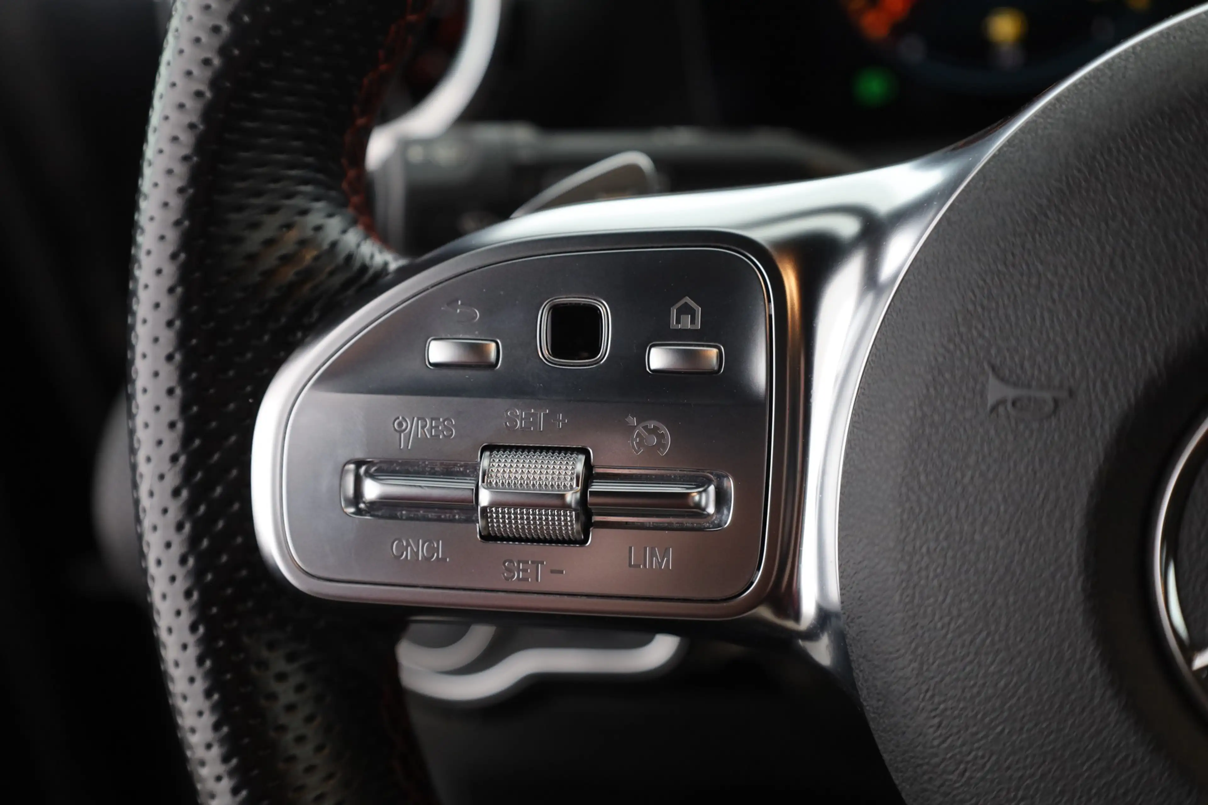 Mercedes-Benz A 35 AMG 4Matic LED Navi Alcantara AHK Kamera DAB — photo 15