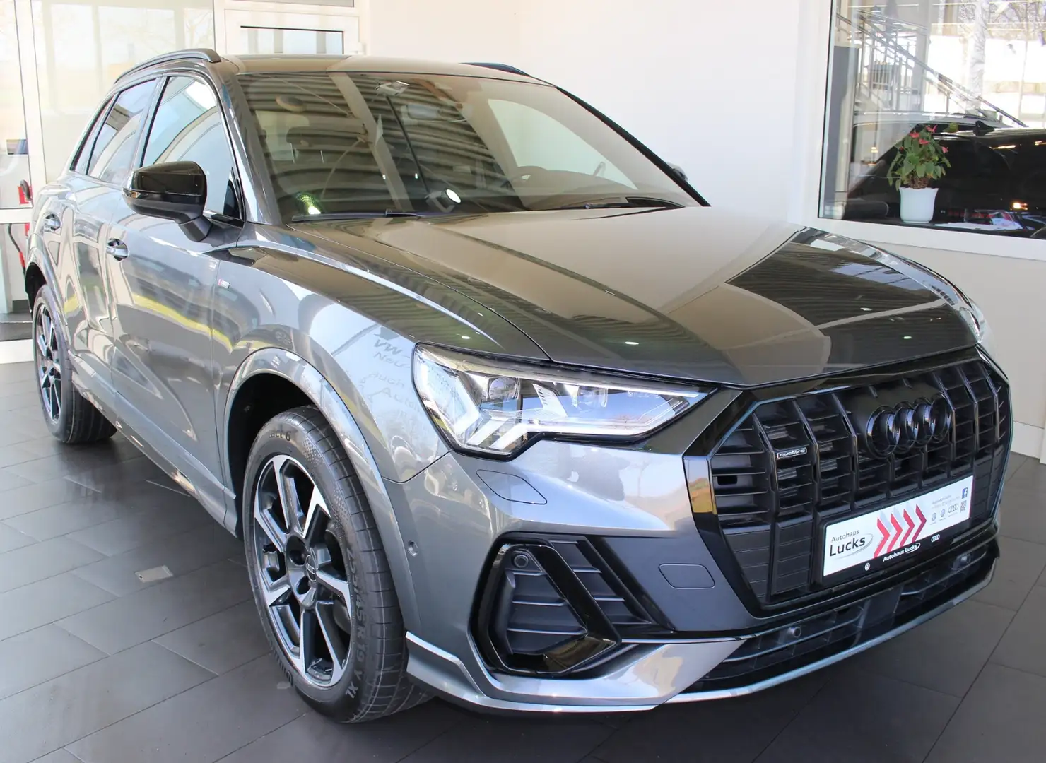 Audi Q3 S line S 40 TFSI quattro S tronic AHK Matrix Grau - 1