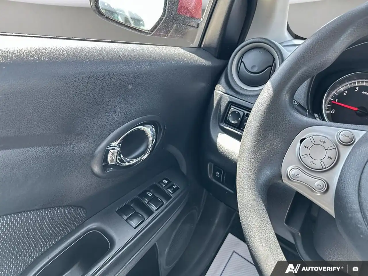 Nissan Versa снимка Nissan Versa