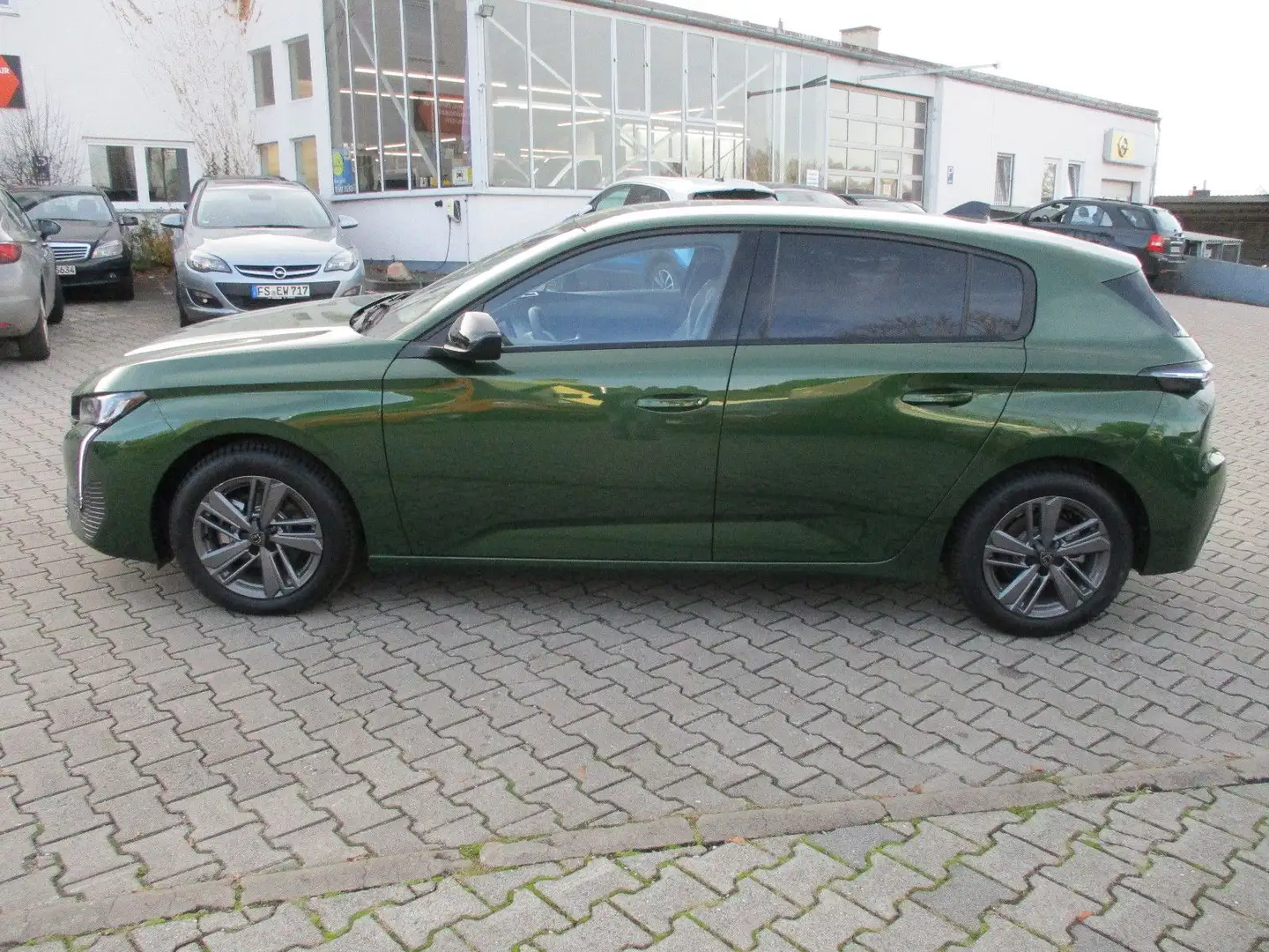 Peugeot 308 Allure 1,2Turbo 130PS Automatik Grün - 2