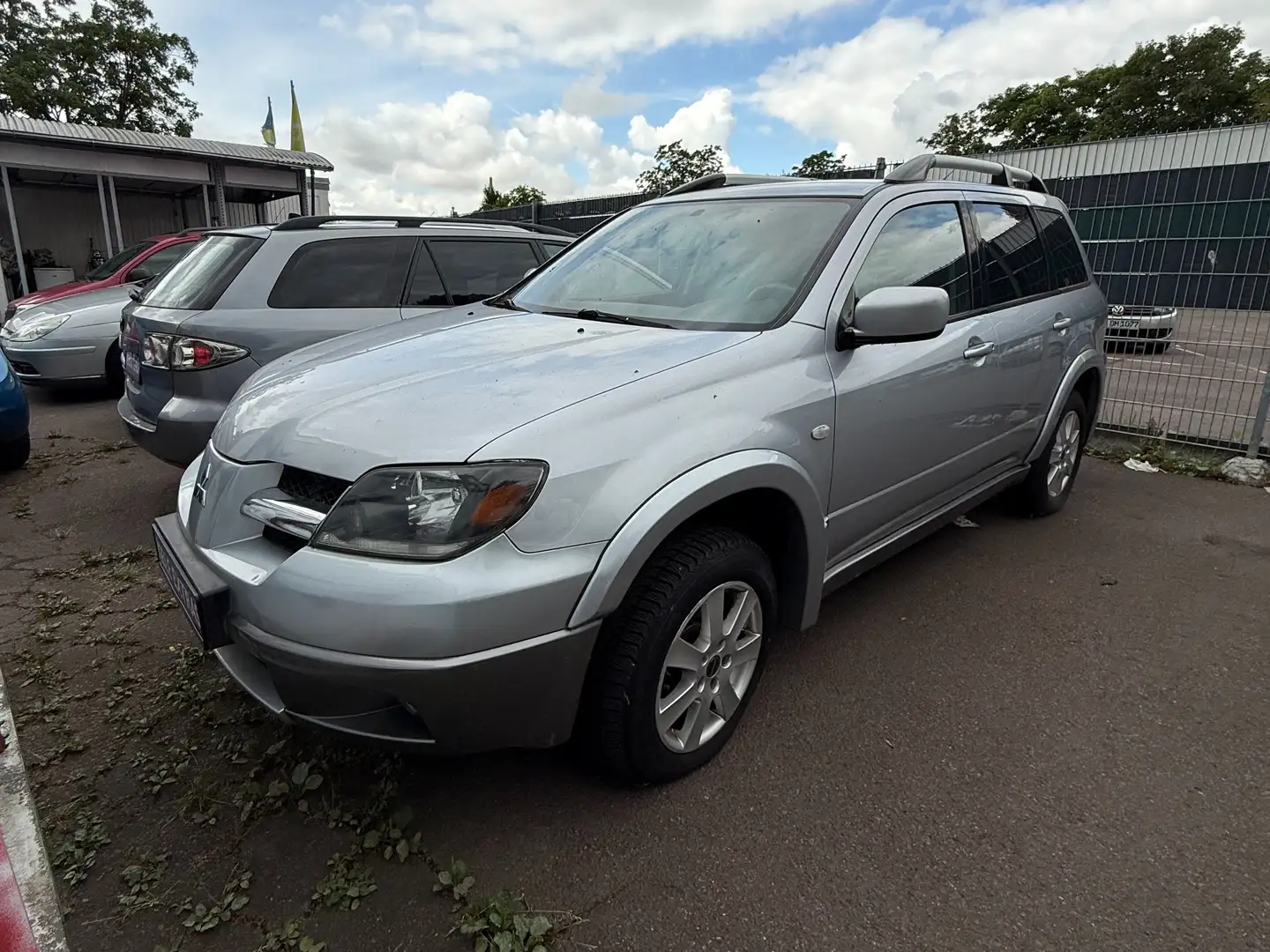 Mitsubishi Outlander 4mal 4 Fahrbereit  Viele Teile sind neu. Argent - 2