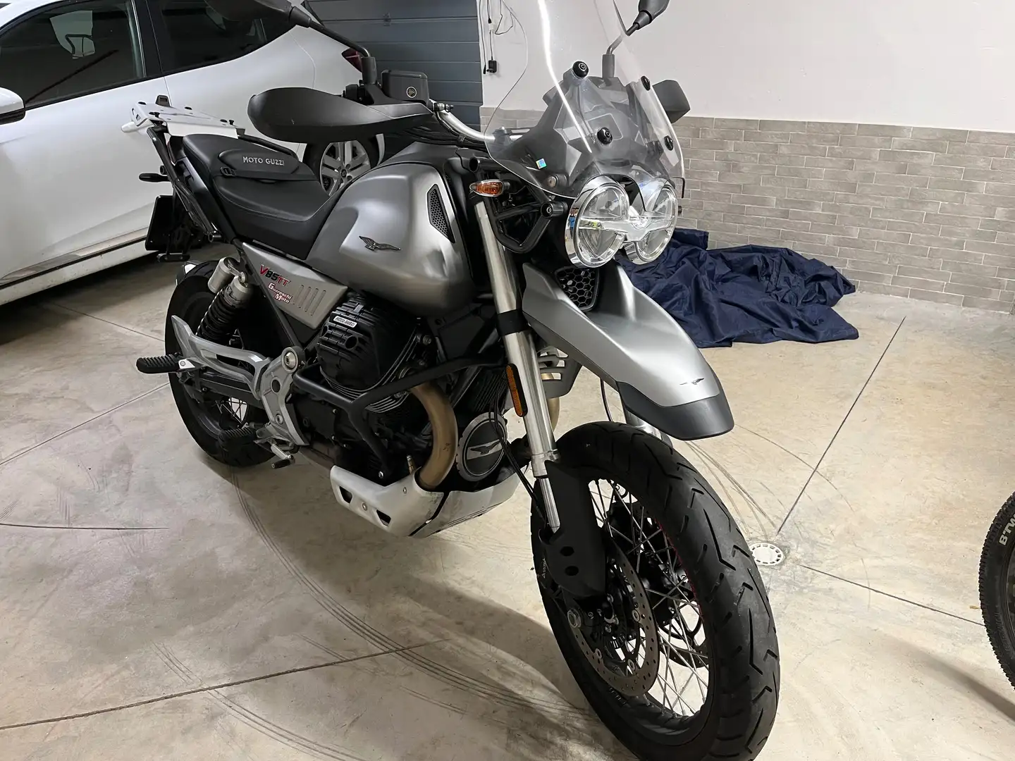 Moto Guzzi V 85 TT Szary - 1