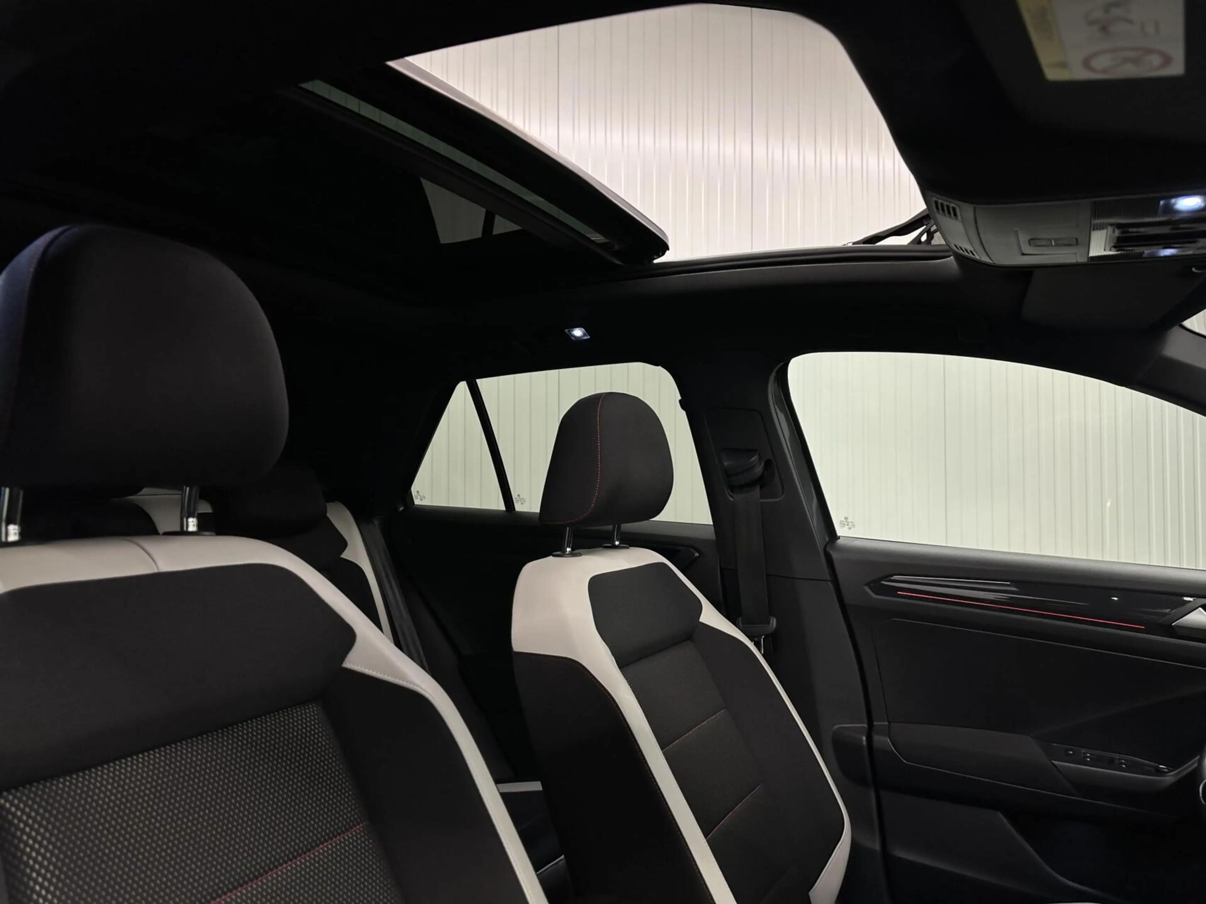 Volkswagen T-Roc 1.5 TSI Sport NAVI CAMERA PANO TREKHAAK CARPLAY EC — photo 16