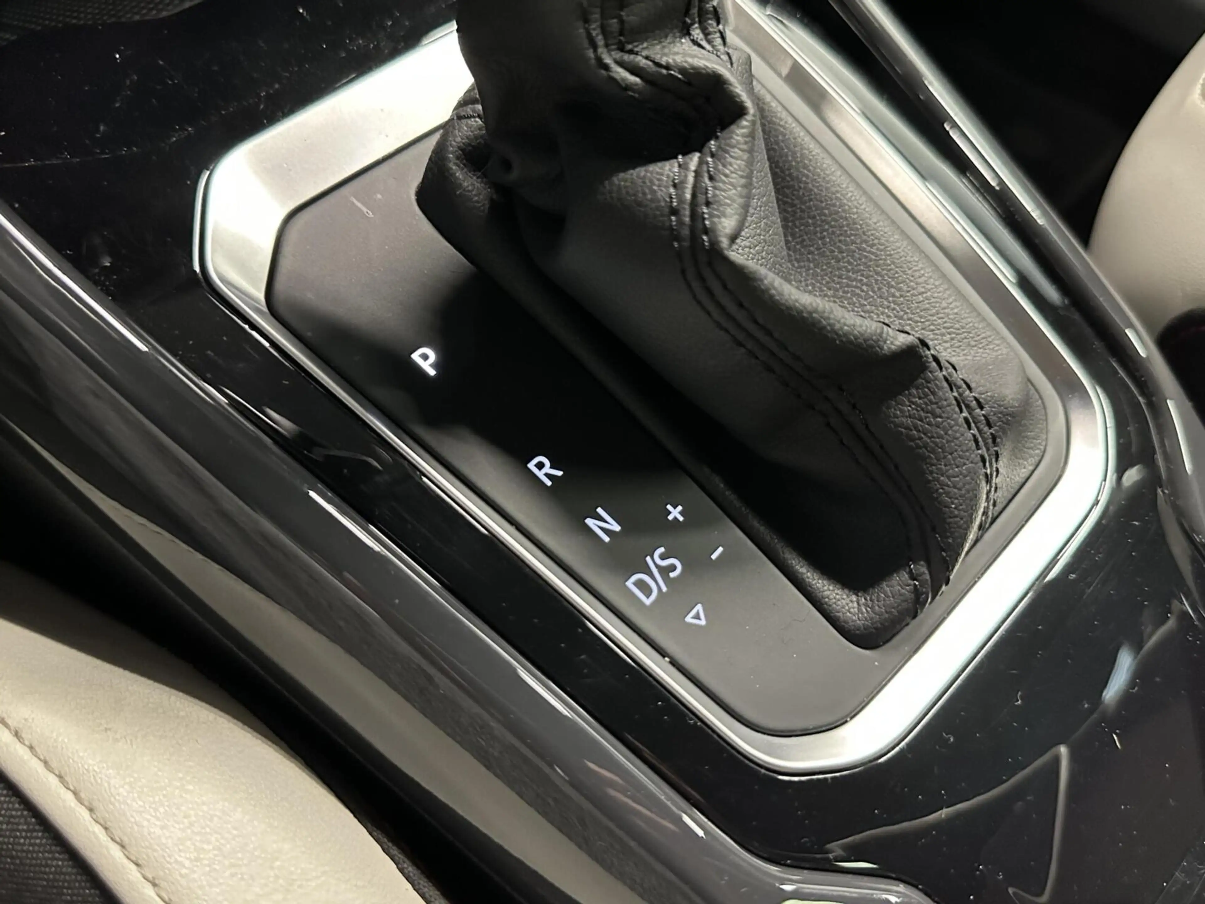 Volkswagen T-Roc 1.5 TSI Sport NAVI CAMERA PANO TREKHAAK CARPLAY EC — photo 50