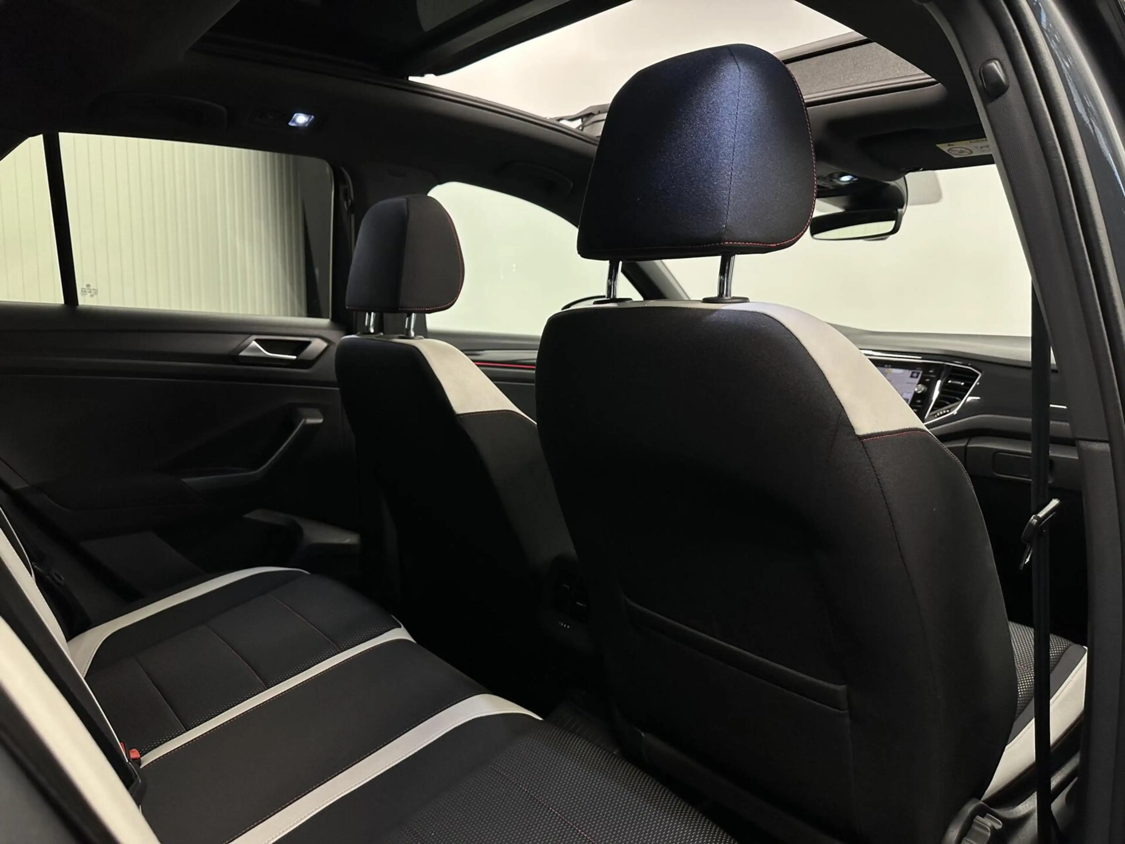 Volkswagen T-Roc 1.5 TSI Sport NAVI CAMERA PANO TREKHAAK CARPLAY EC — photo 17