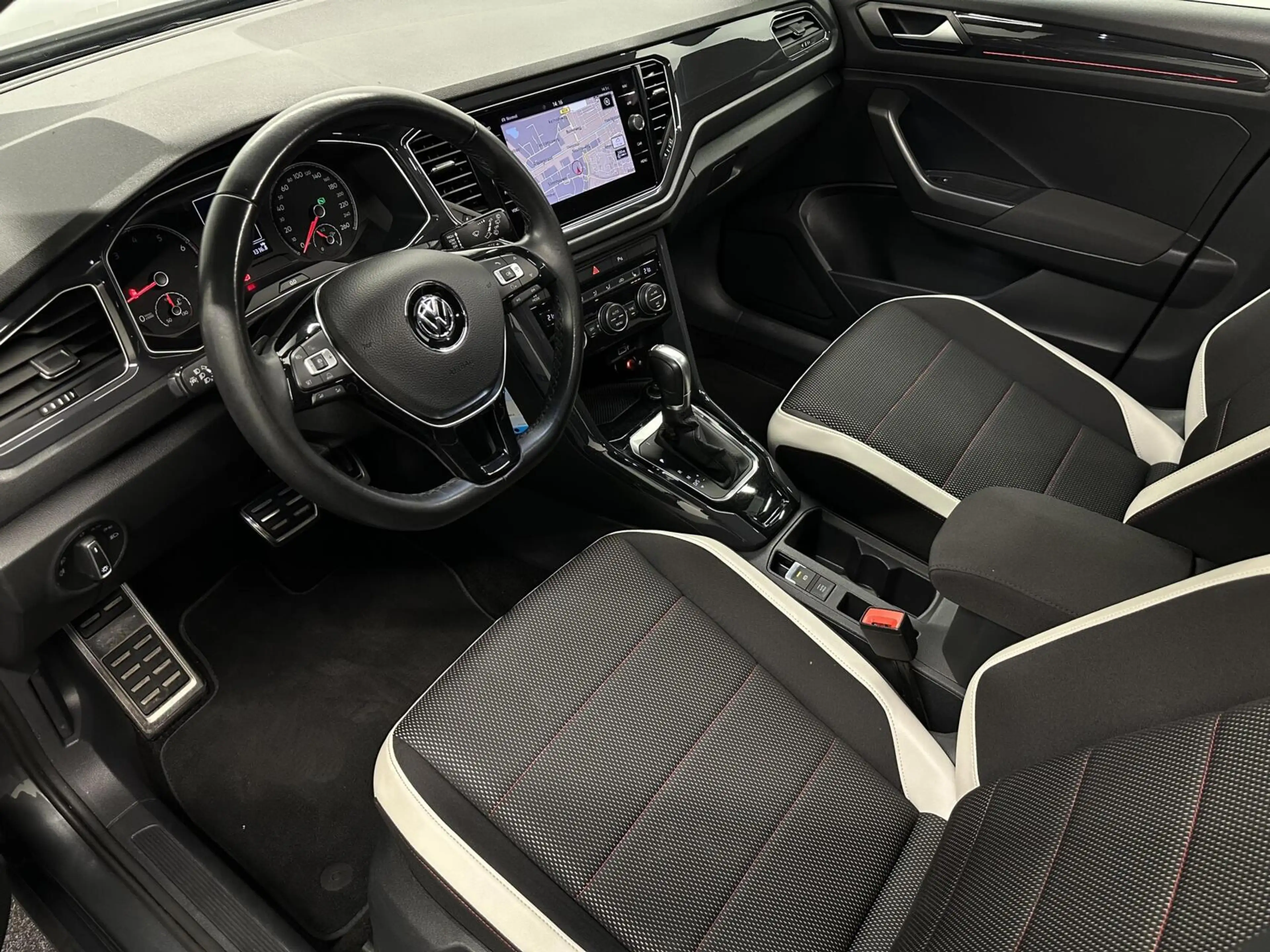 Volkswagen T-Roc 1.5 TSI Sport NAVI CAMERA PANO TREKHAAK CARPLAY EC — photo 18