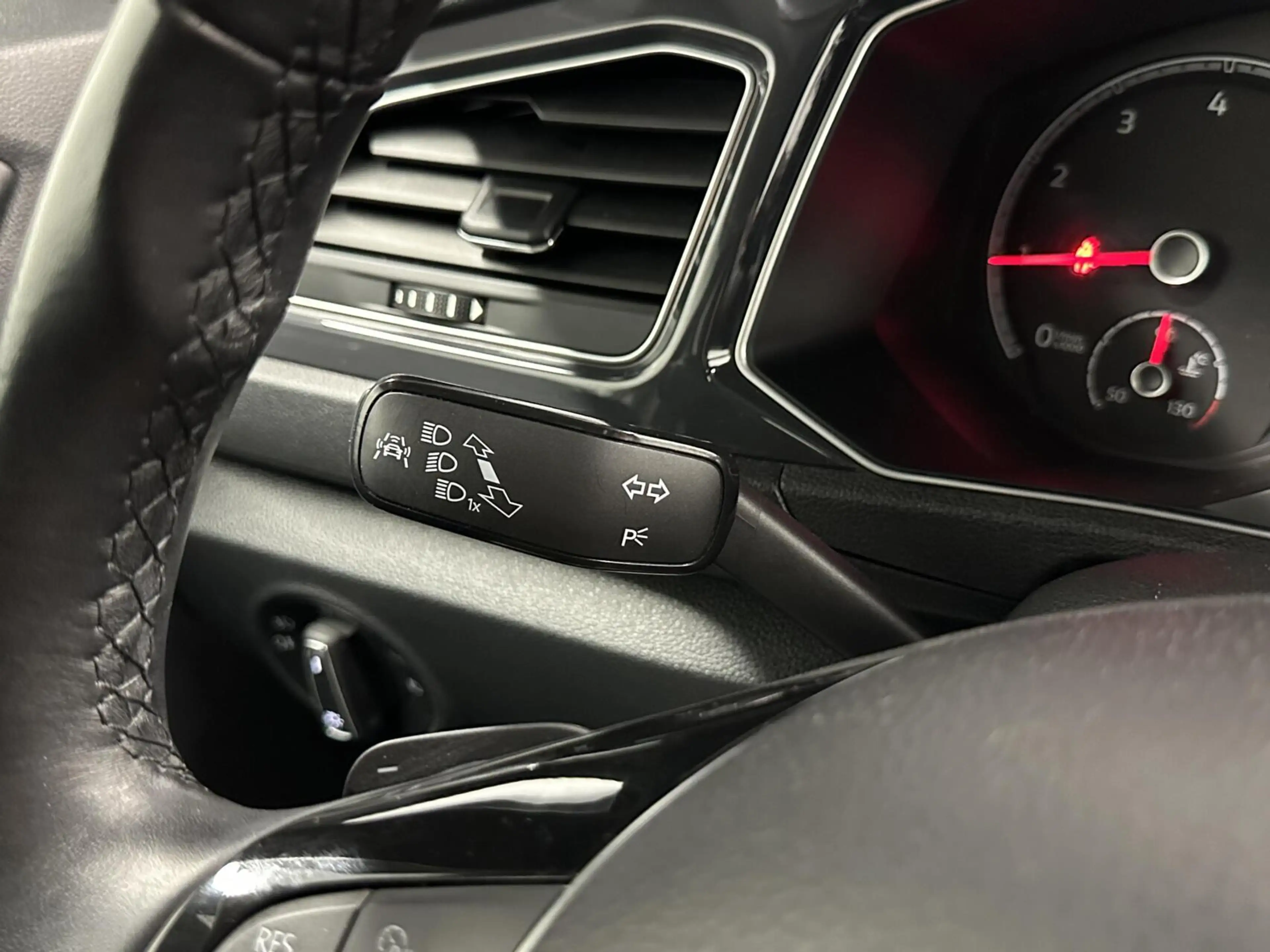 Volkswagen T-Roc 1.5 TSI Sport NAVI CAMERA PANO TREKHAAK CARPLAY EC — photo 27