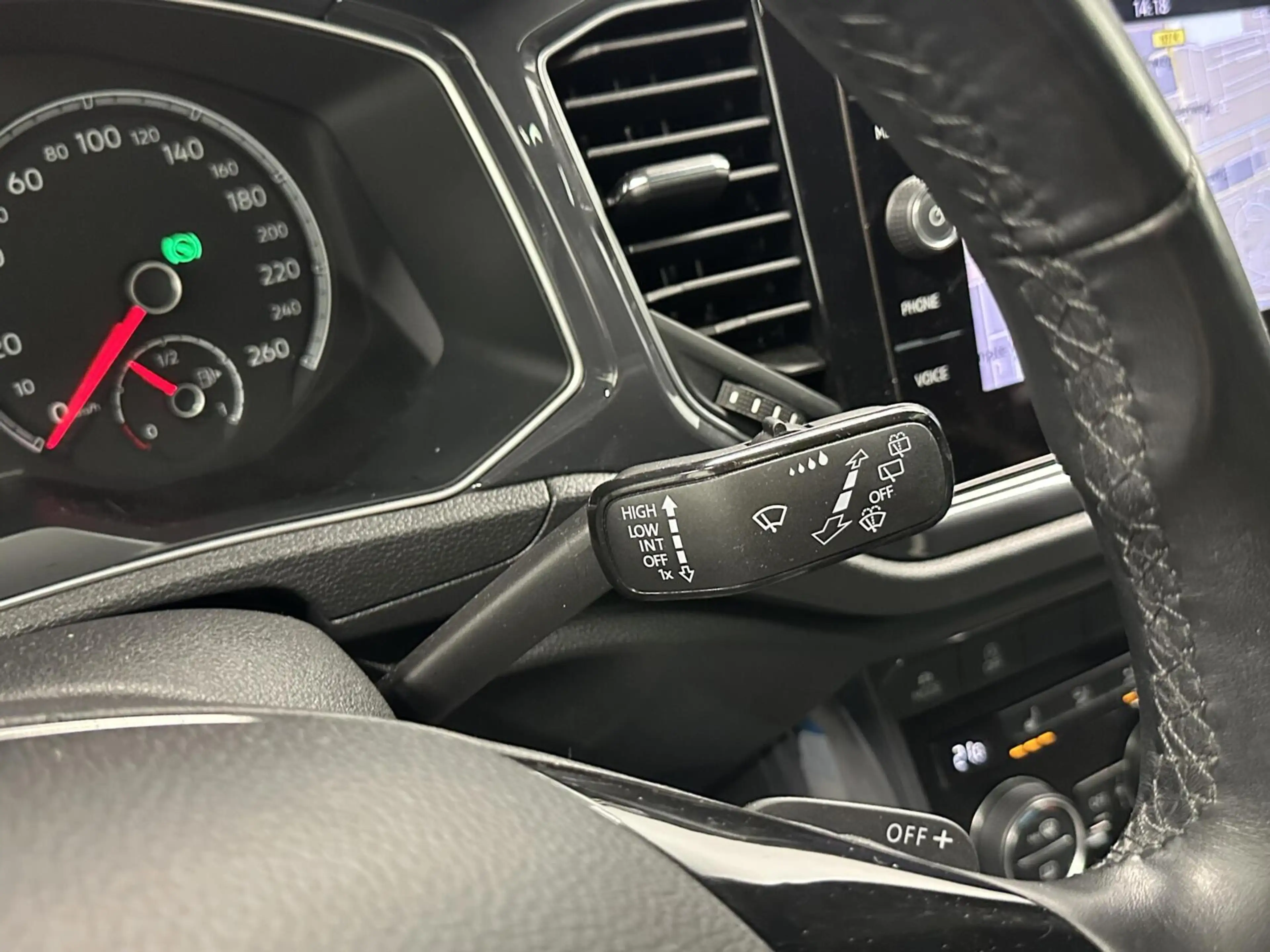 Volkswagen T-Roc 1.5 TSI Sport NAVI CAMERA PANO TREKHAAK CARPLAY EC — photo 28