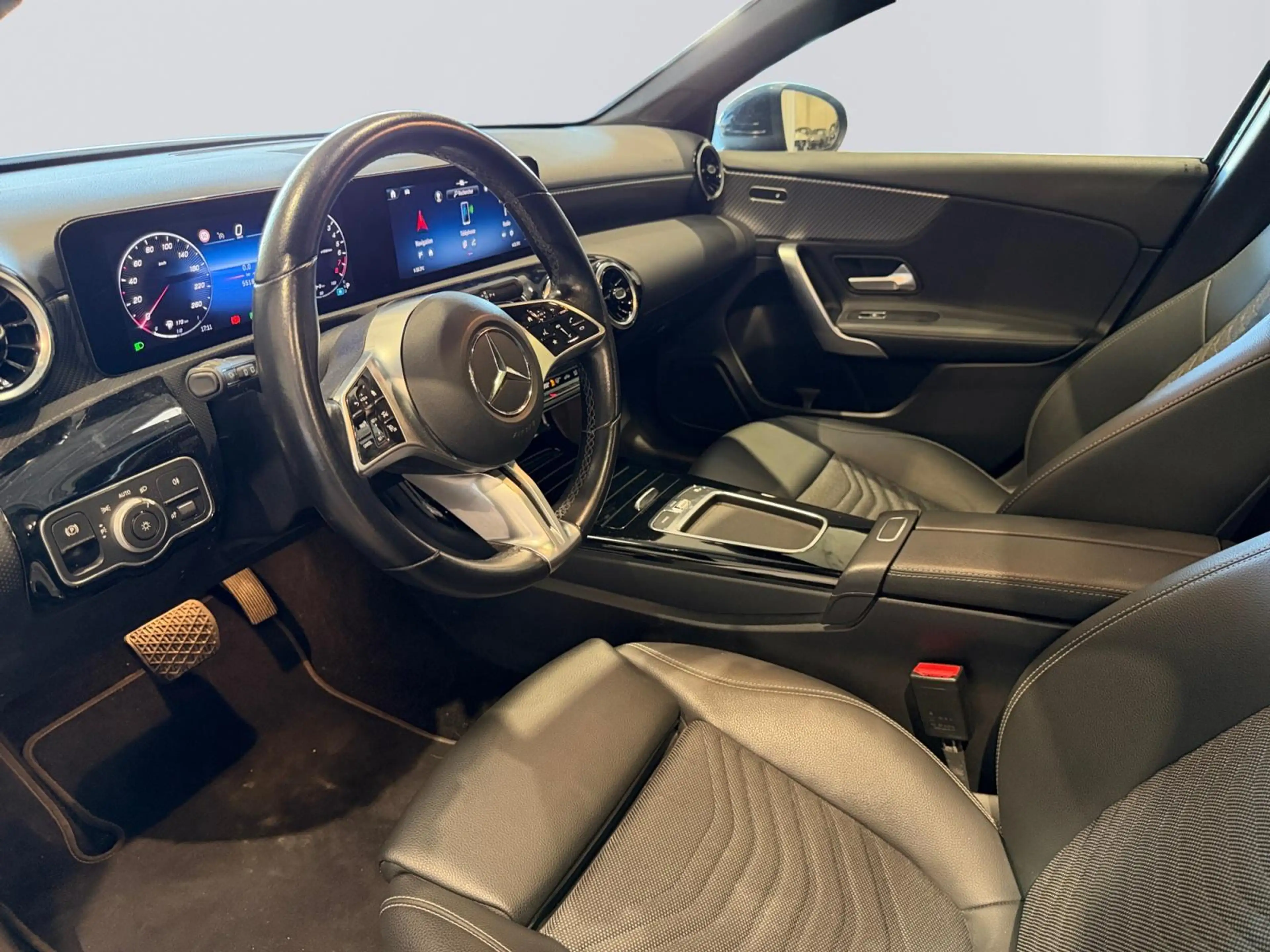 Mercedes-Benz A 250 e Luxury Line — photo 10