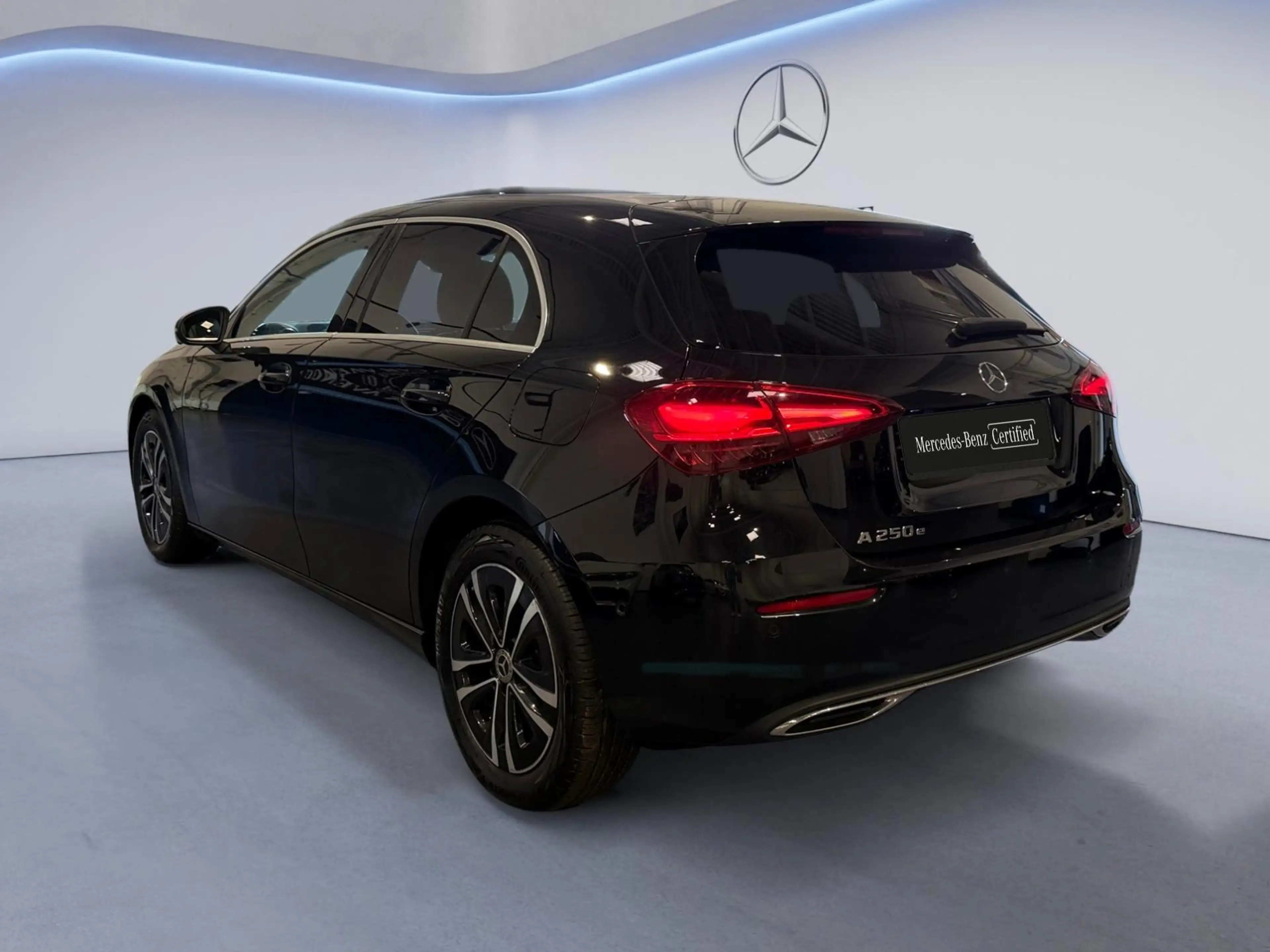 Mercedes-Benz A 250 e Luxury Line — photo 3