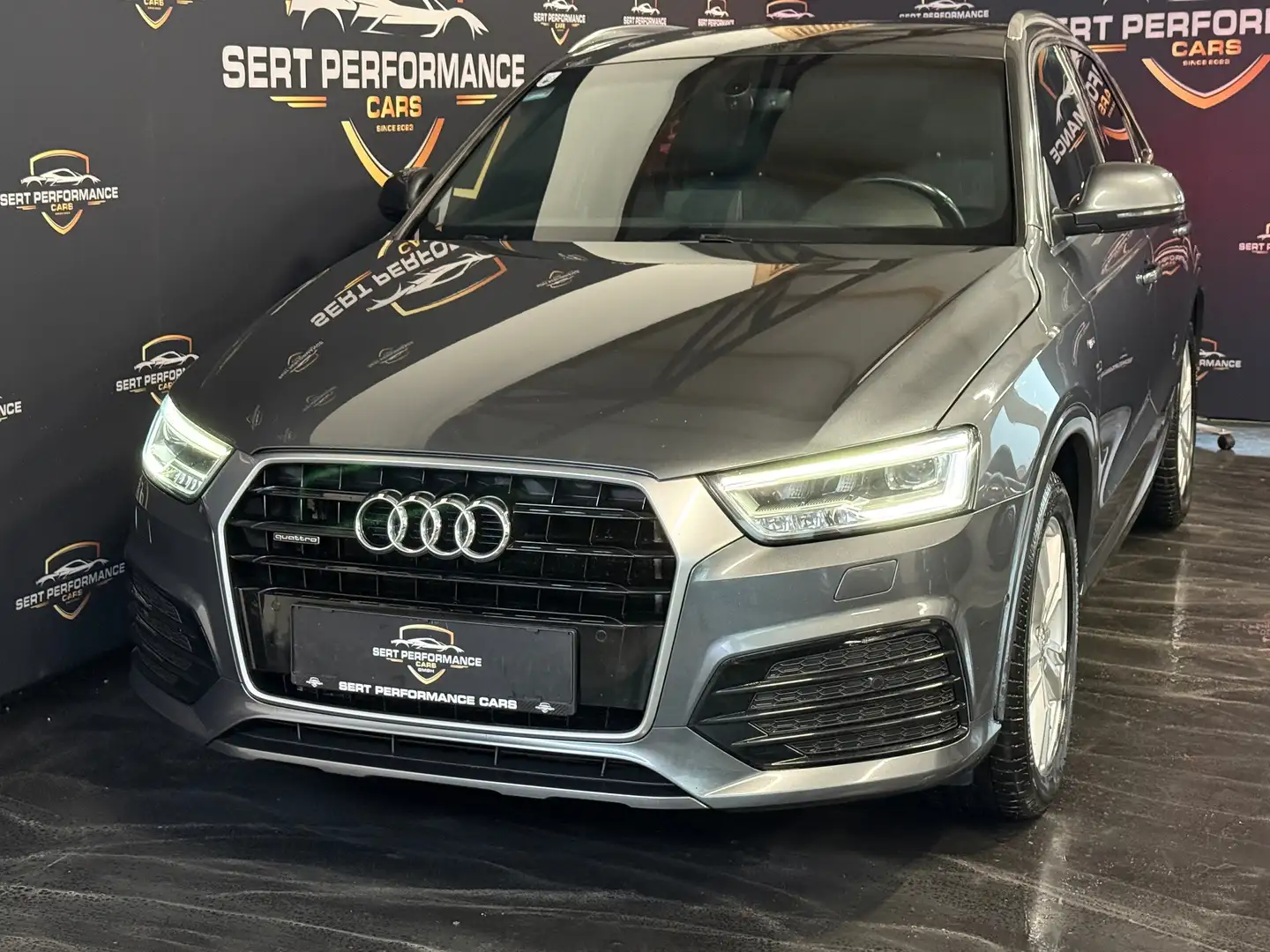 Audi Q3 S-Line Quattro 2.0 TDI **150 PS** Grau - 2