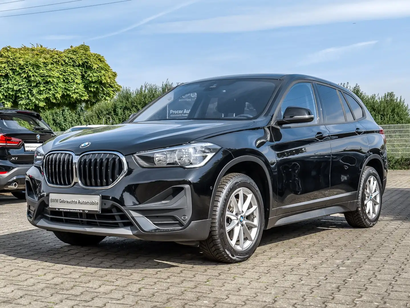 BMW X1 sDrive18i Advantage Navi+DAB+SHZ+RFK+PDC+Lordose Zwart - 2
