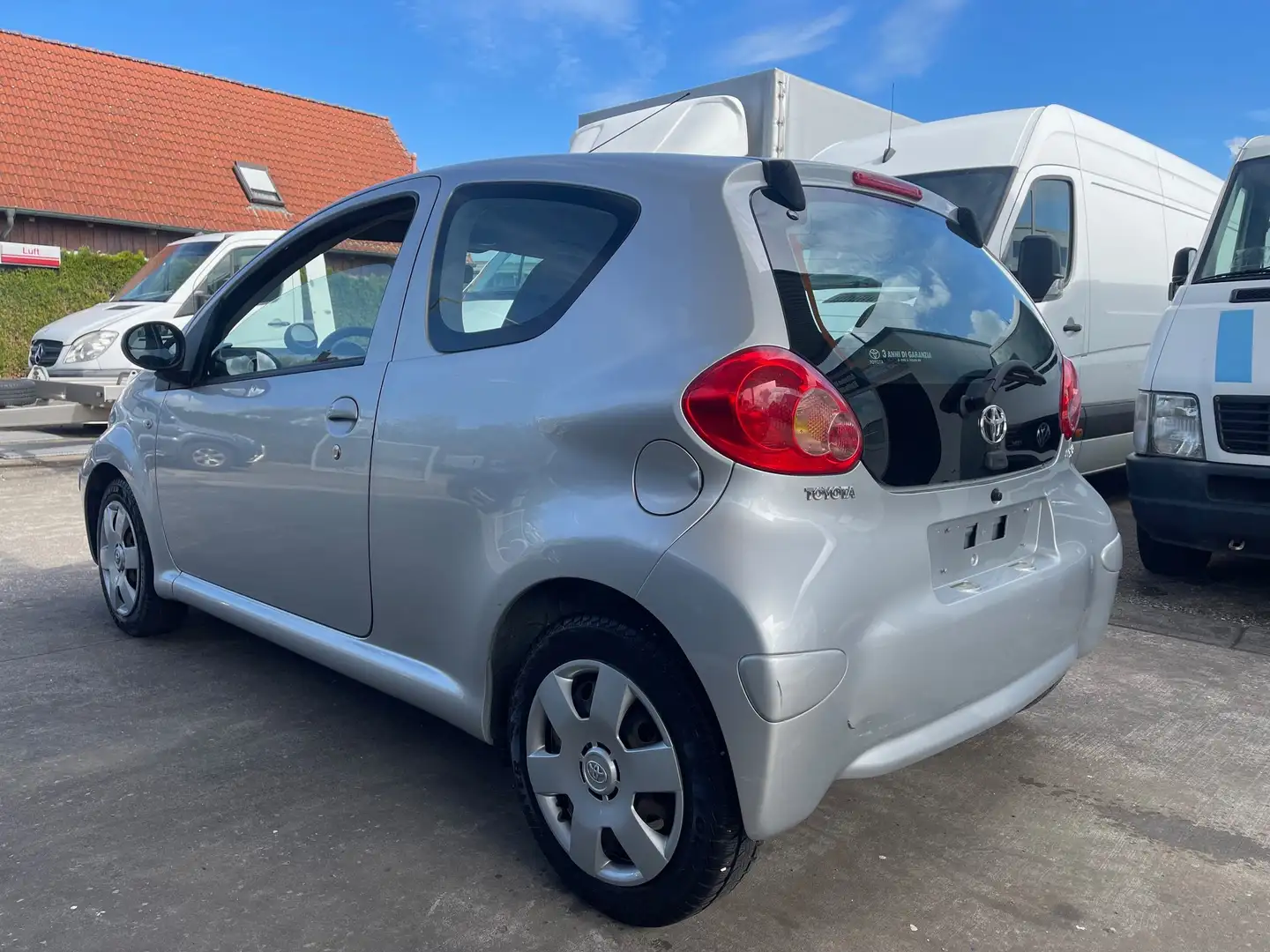 Toyota Aygo 1,0 BENZIN KLIMA 50 kw 68 PS AUTOMATIK AUX CD Silber - 2