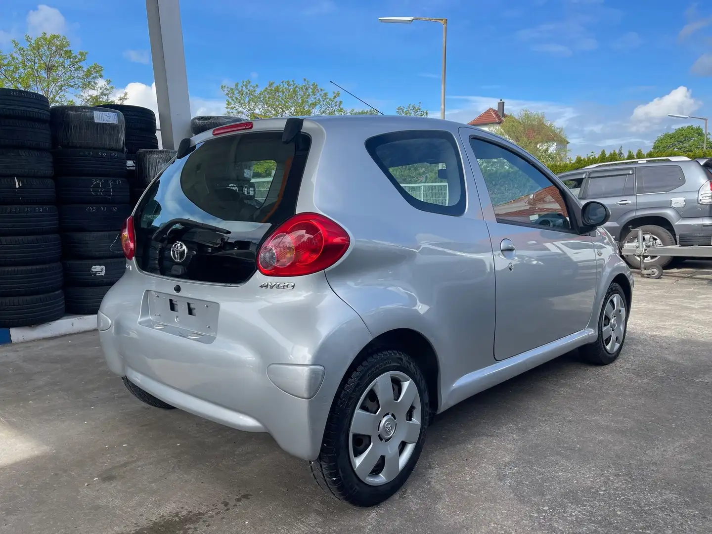 Toyota Aygo 1,0 BENZIN KLIMA 50 kw 68 PS AUTOMATIK AUX CD Argent - 2