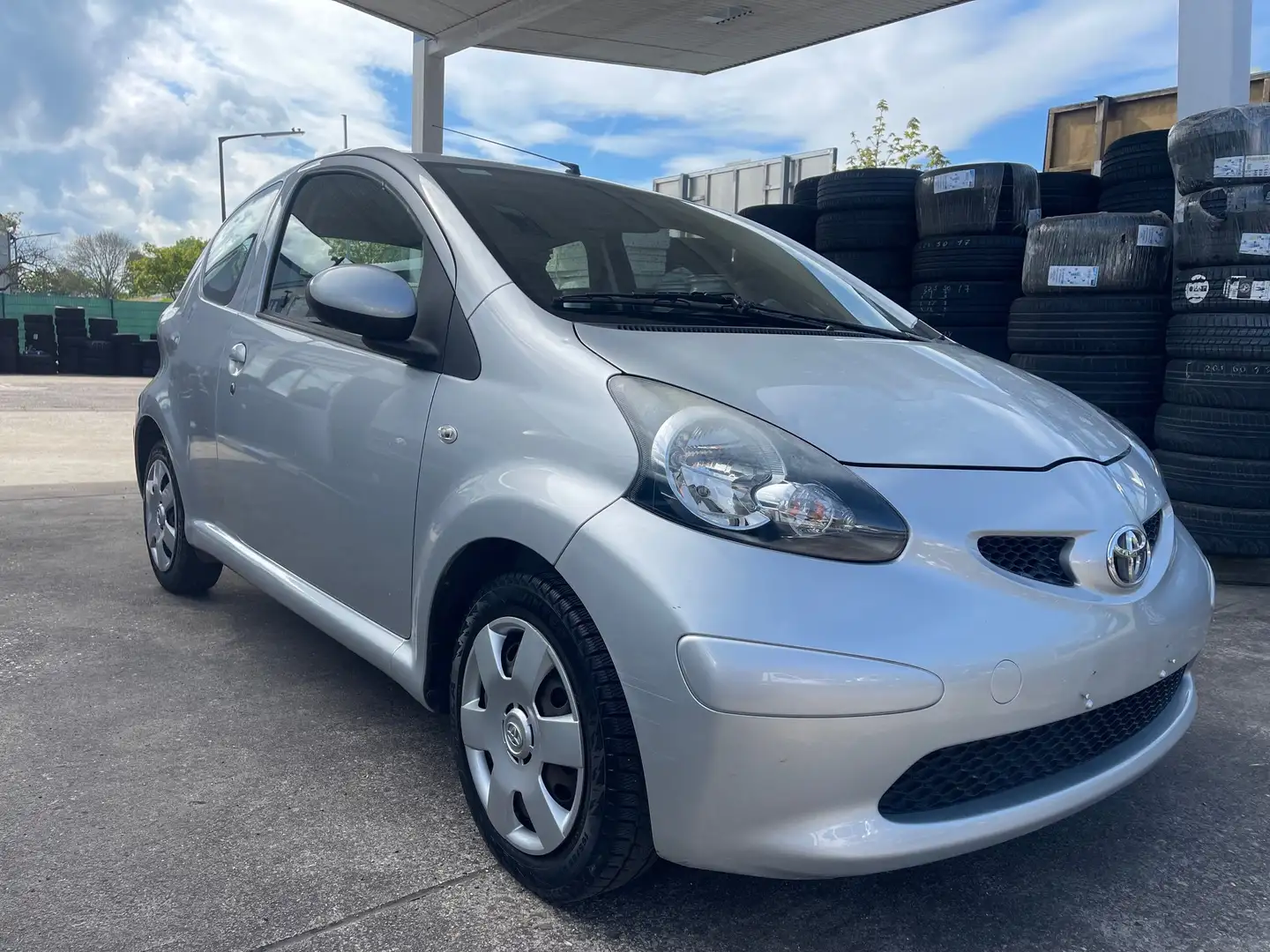 Toyota Aygo 1,0 BENZIN KLIMA 50 kw 68 PS AUTOMATIK AUX CD Argent - 1