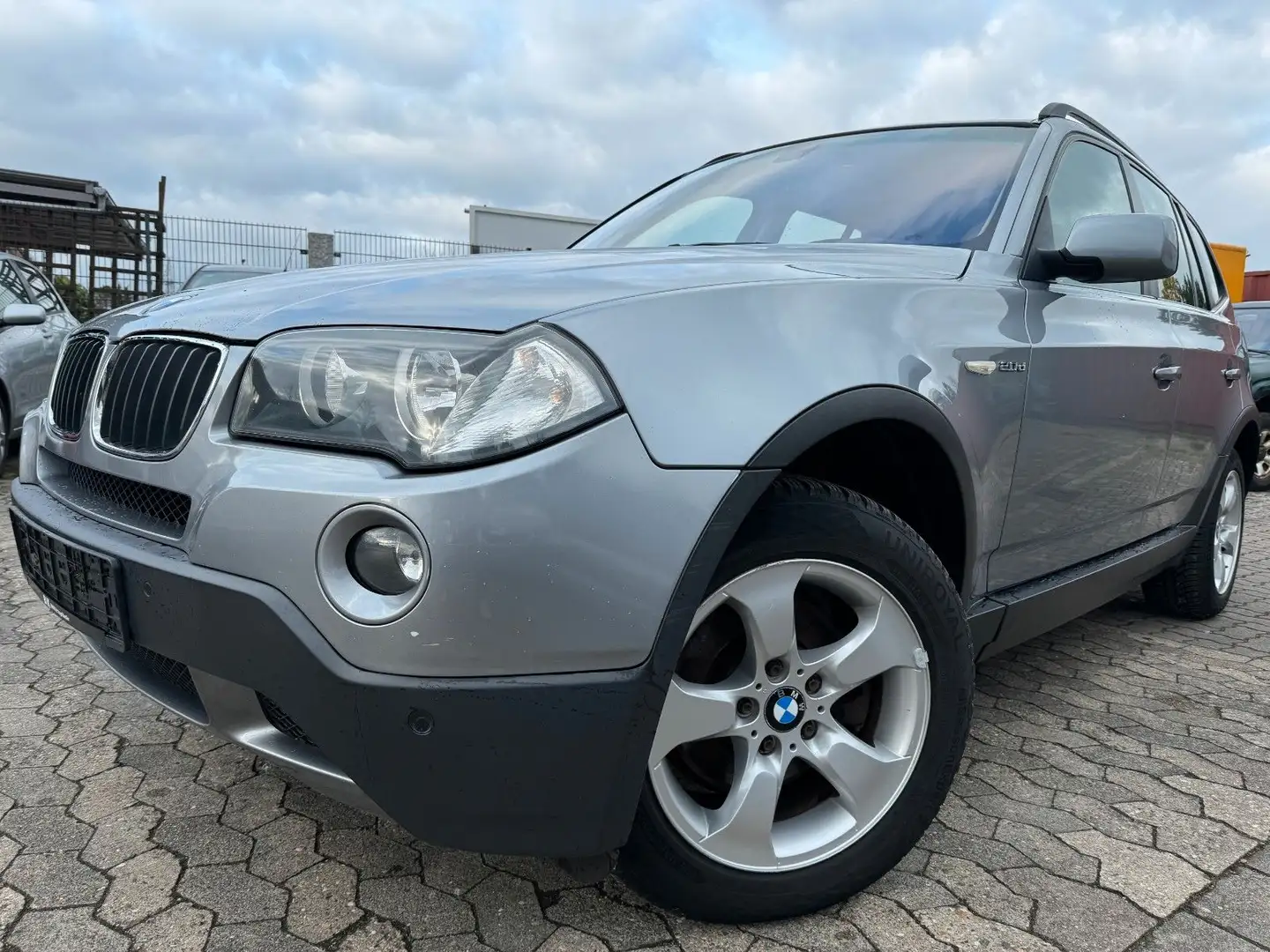 BMW X3 2.0d Klimaautomatik,PDC,AHK,6-Gang Grau - 1