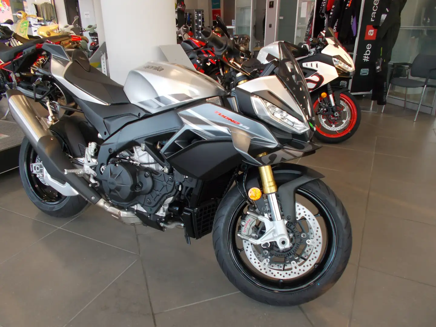Aprilia Tuono V4 1100 RR 2025 Argintiu - 1