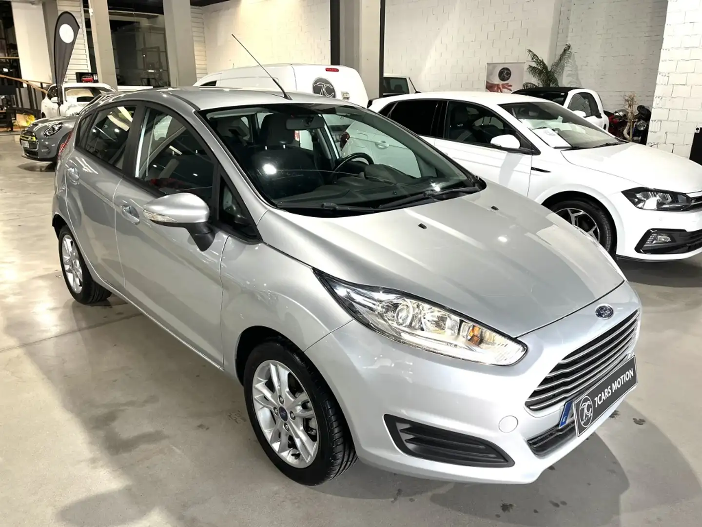 Ford Fiesta 1.25 Titanium 82 Gris - 1