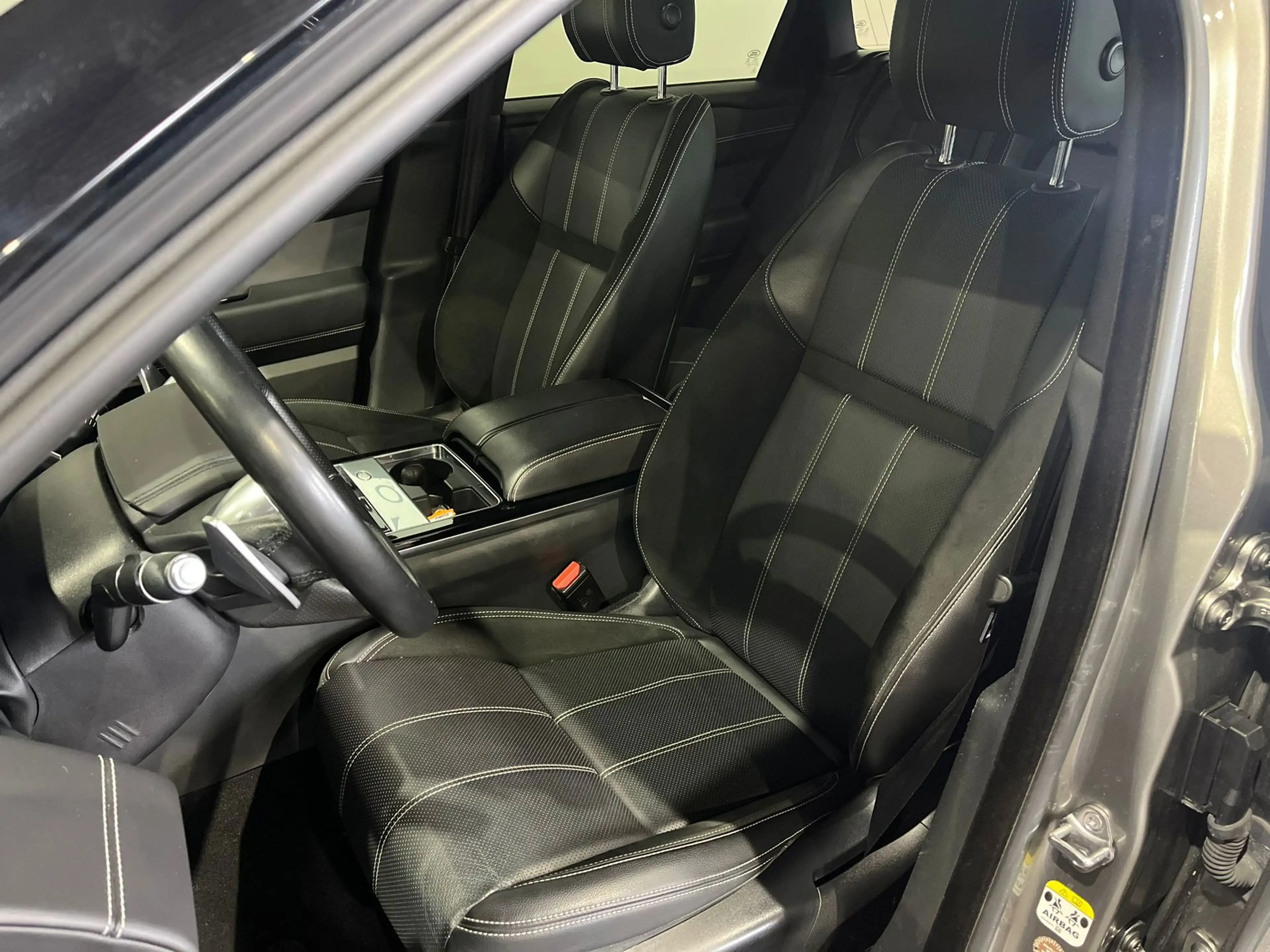Land Rover Range Rover Velar 2.0 P300 Turbo AWD R-Dynamic HSE — photo 14