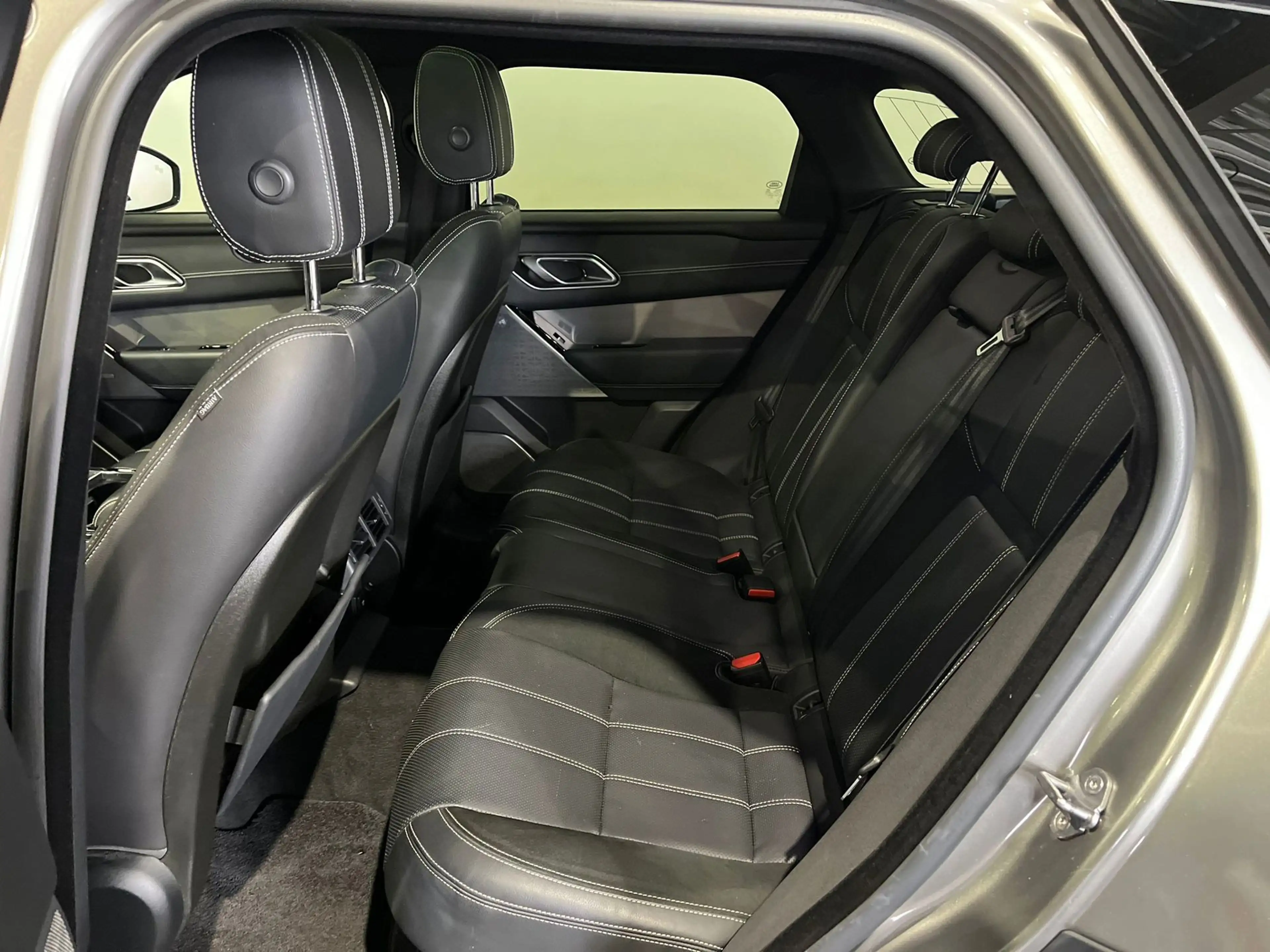 Land Rover Range Rover Velar 2.0 P300 Turbo AWD R-Dynamic HSE — photo 15