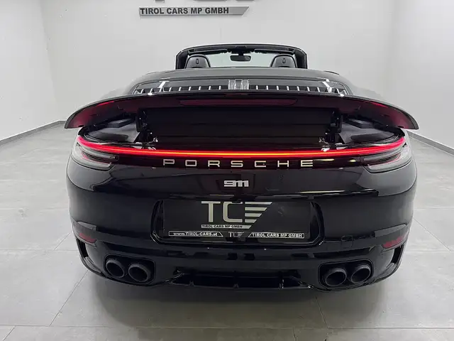 Porsche 911 view 8