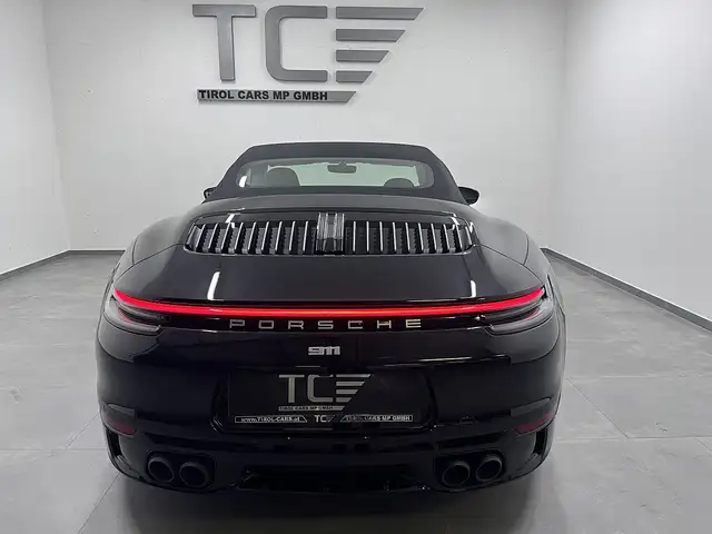 Porsche 911 view 7