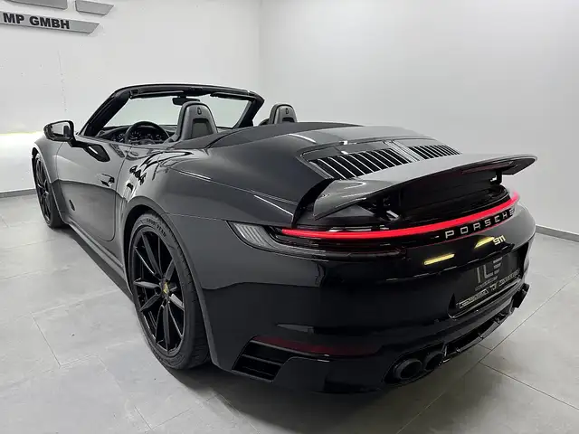Porsche 911 view 6