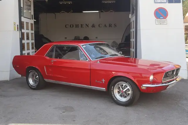 Ford Mustang view 3