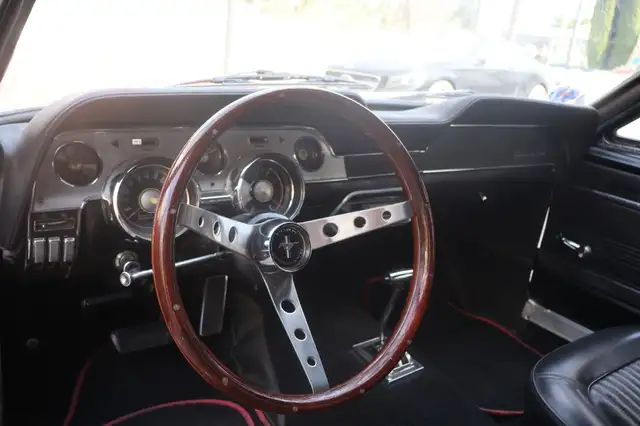 Ford Mustang view 12