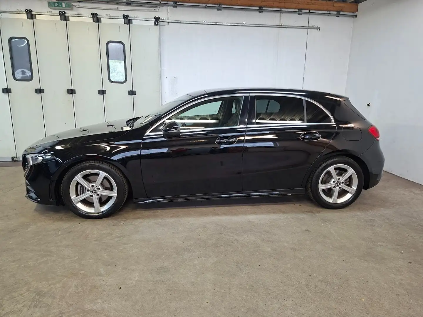 Mercedes-Benz A 200 A 200 d 4Matic AMG Line Schwarz - 2