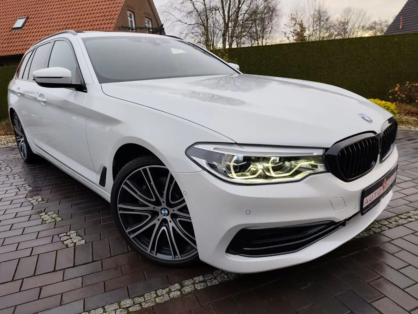 BMW 530 d°tour°Sport Line°Pano°Soft Close°20 Zoll Weiß - 1