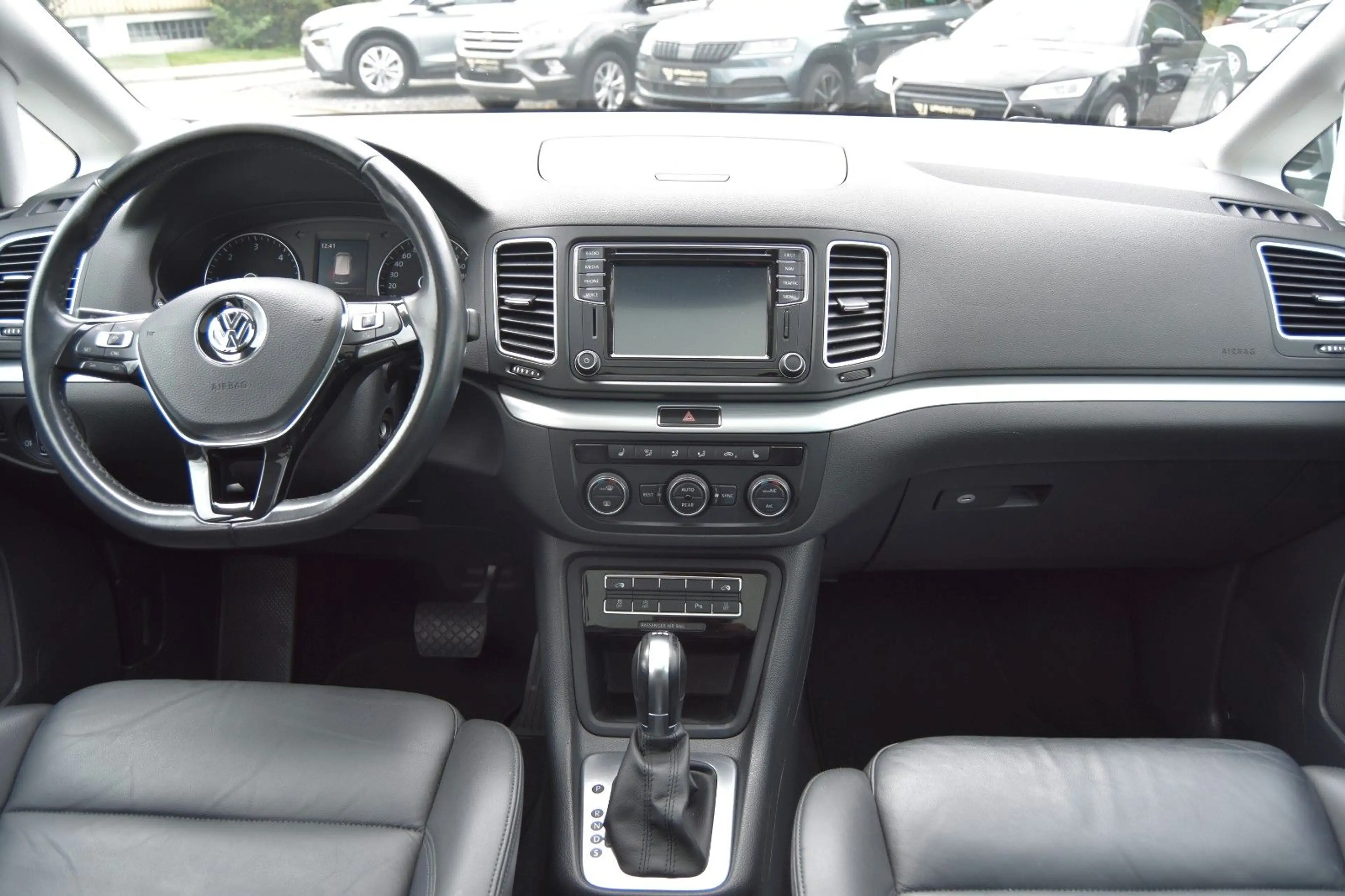 Volkswagen Sharan 2.0TDI DSG PANO/DYNAUDIO/NAVI/AHK — photo 9