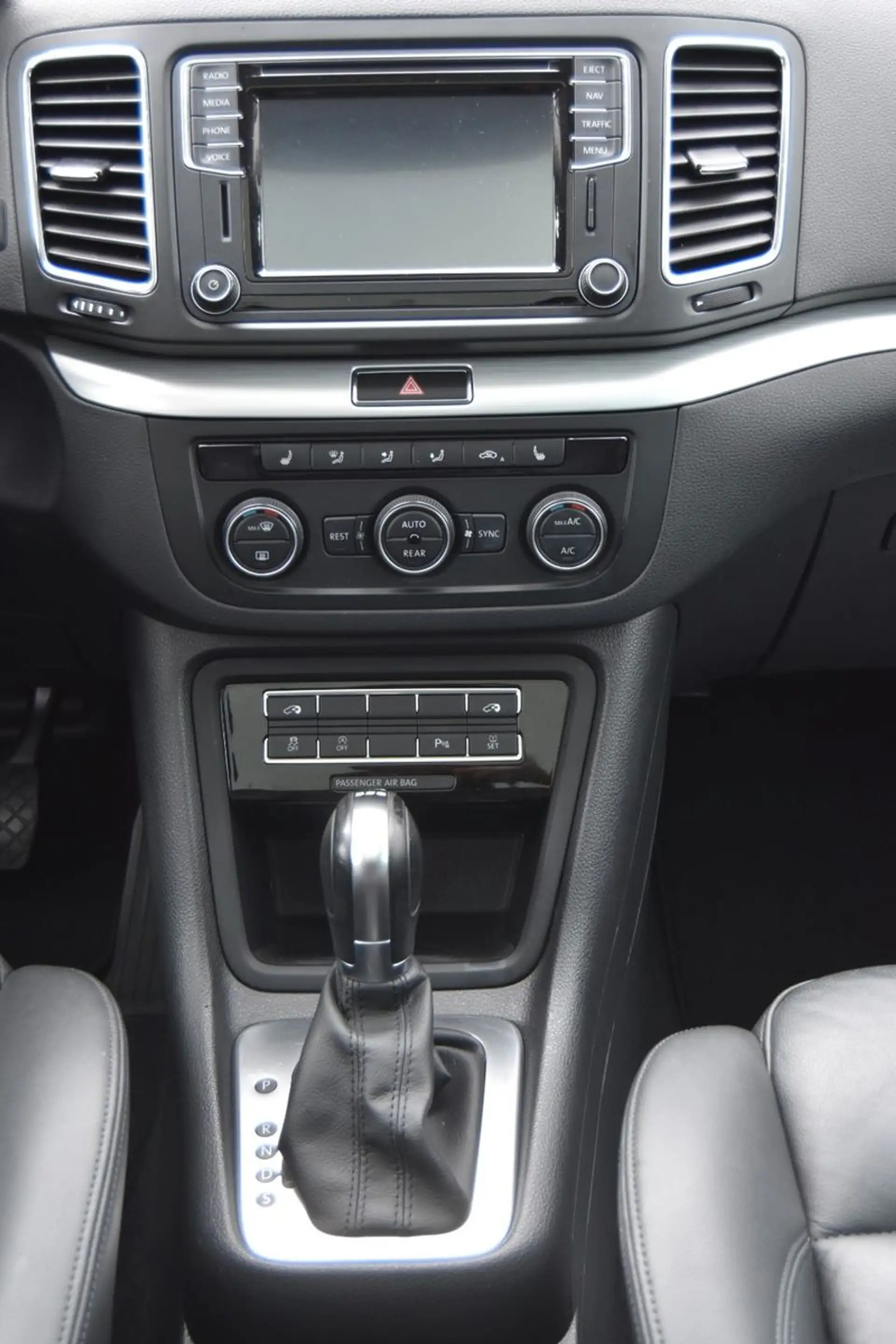 Volkswagen Sharan 2.0TDI DSG PANO/DYNAUDIO/NAVI/AHK — photo 13