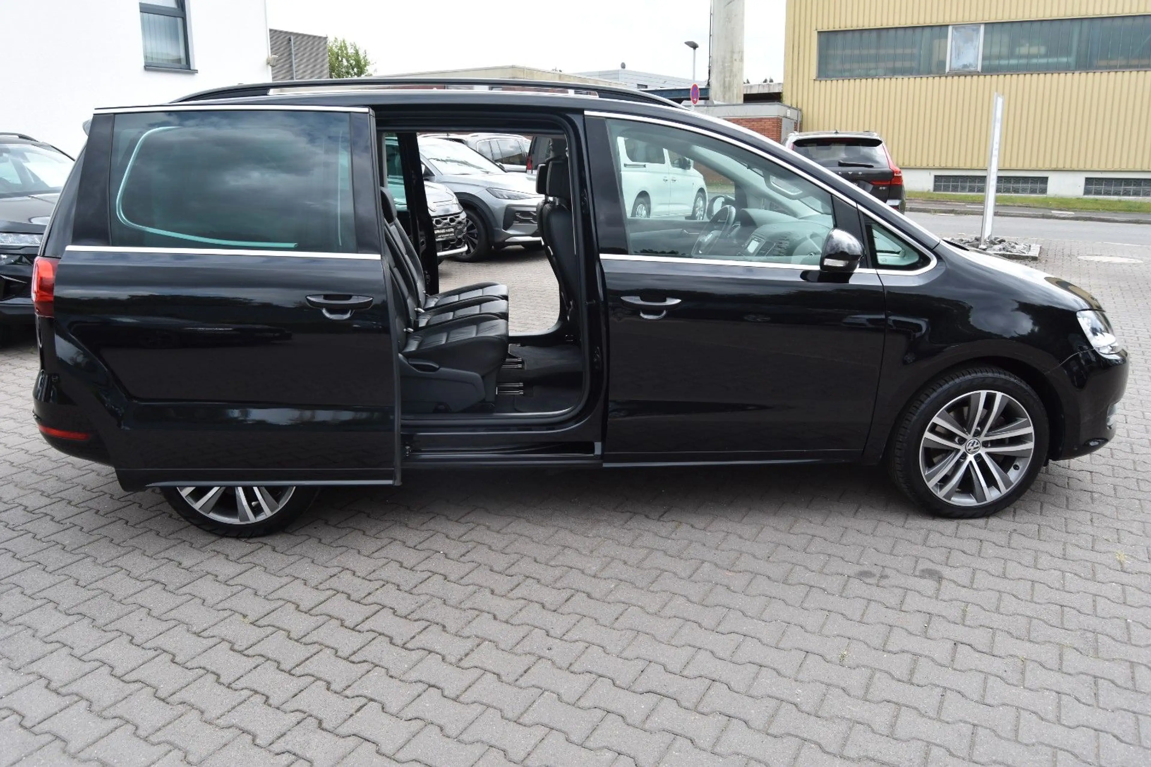 Volkswagen Sharan 2.0TDI DSG PANO/DYNAUDIO/NAVI/AHK — photo 7