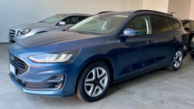 Ford Focus view 3
