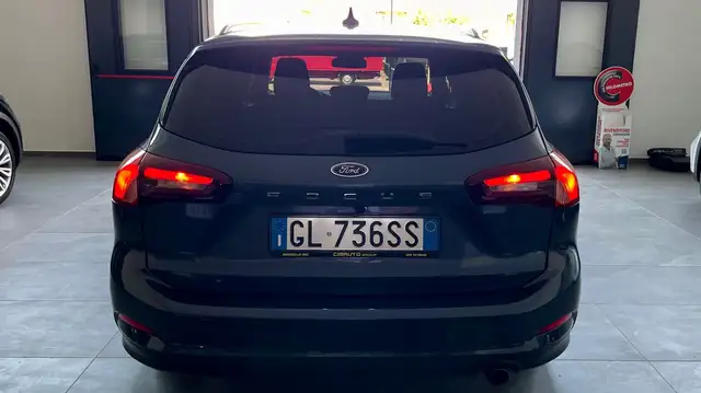 Ford Focus view 6