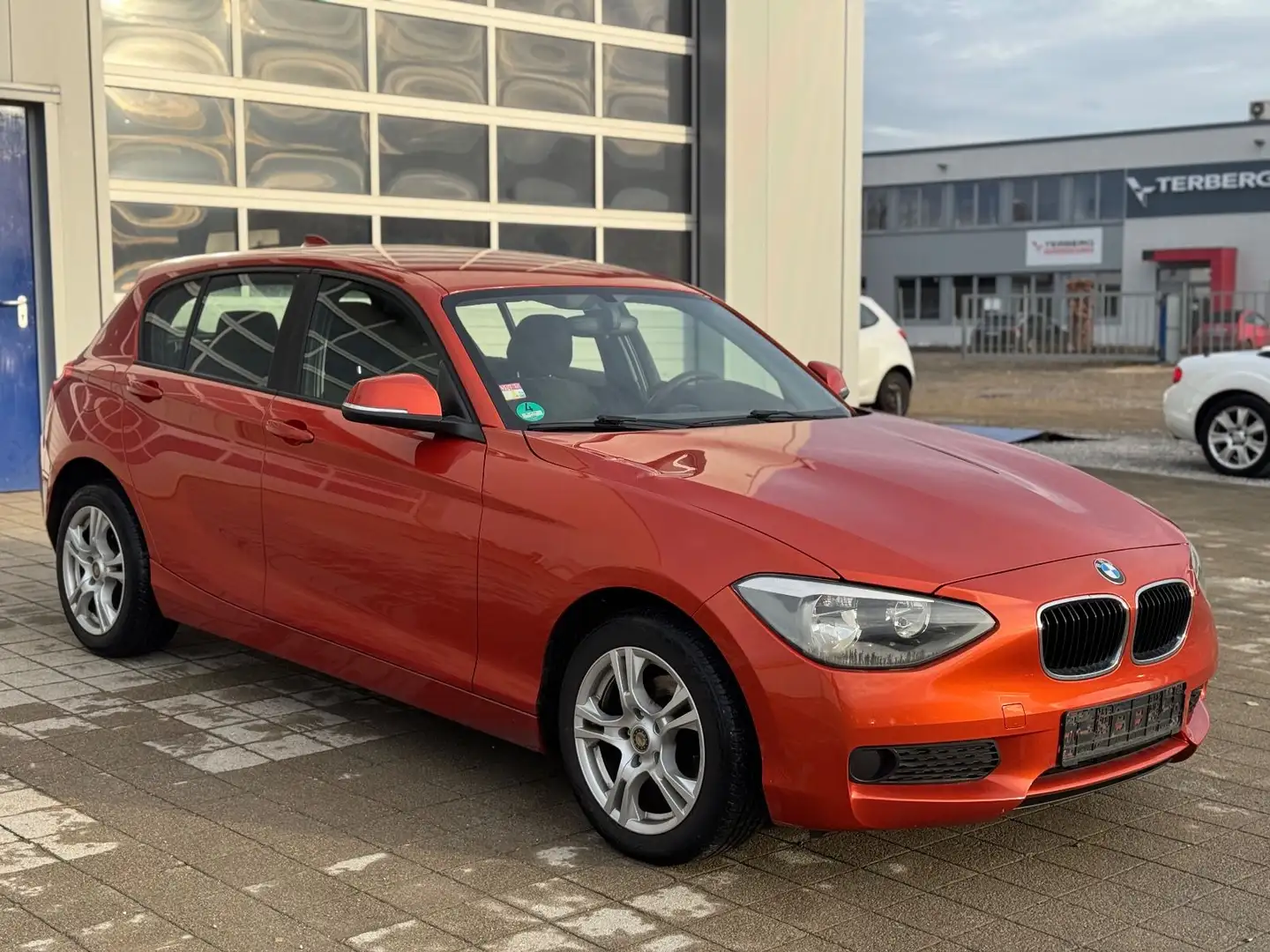 BMW 114 i Lim. 4 Türig TÜV Neu Euro5 Sitzhzg PDC Orange - 2