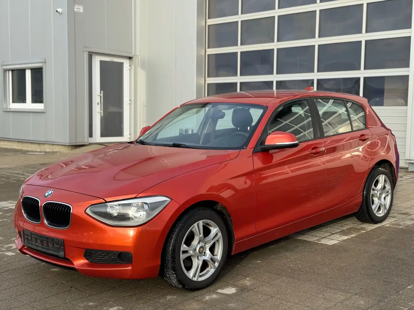BMW 114 i Lim. 4 Türig TÜV Neu Euro5 Sitzhzg PDC Orange - 1