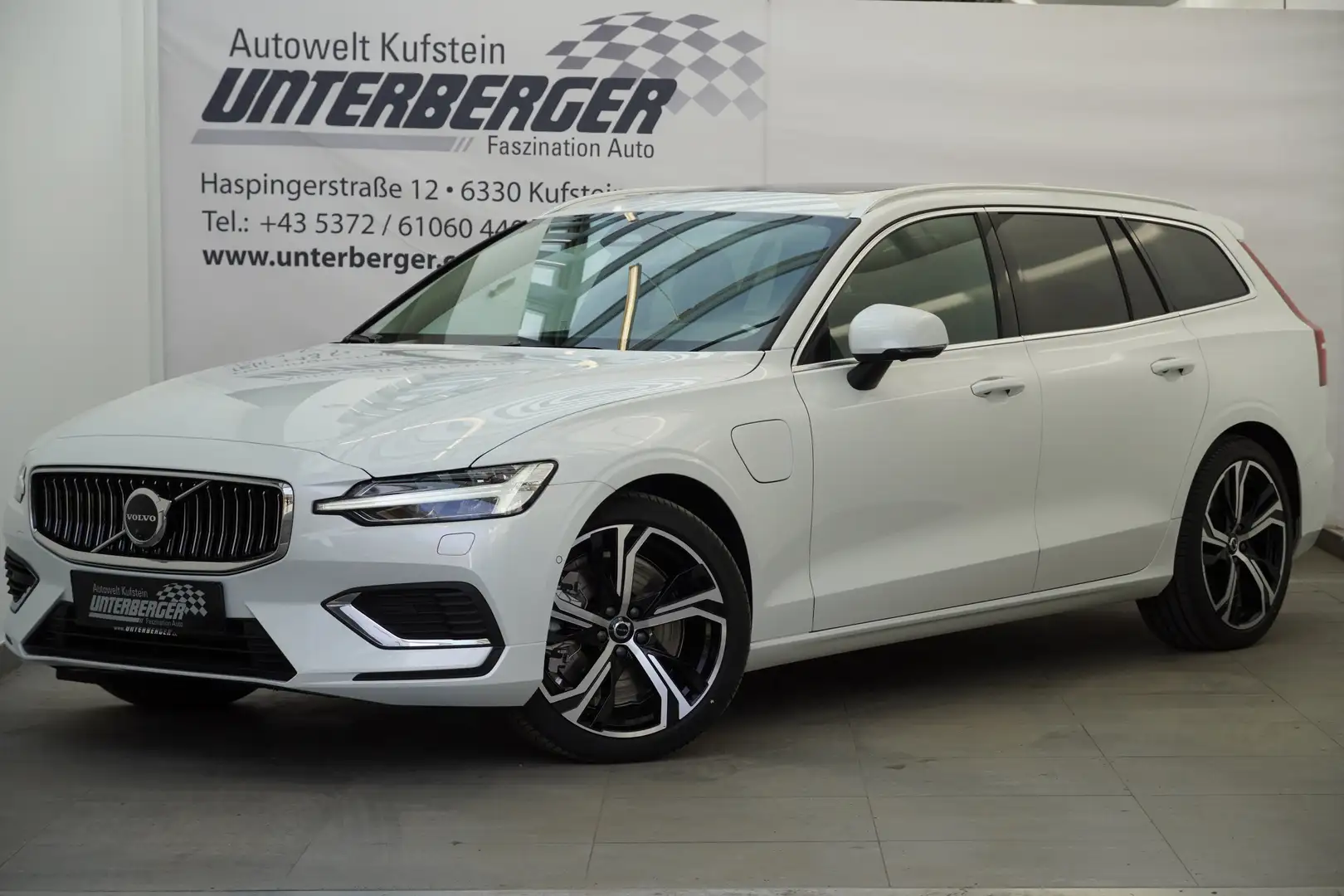 Volvo V60 T6 PHEV AWD Plus Weiß - 1